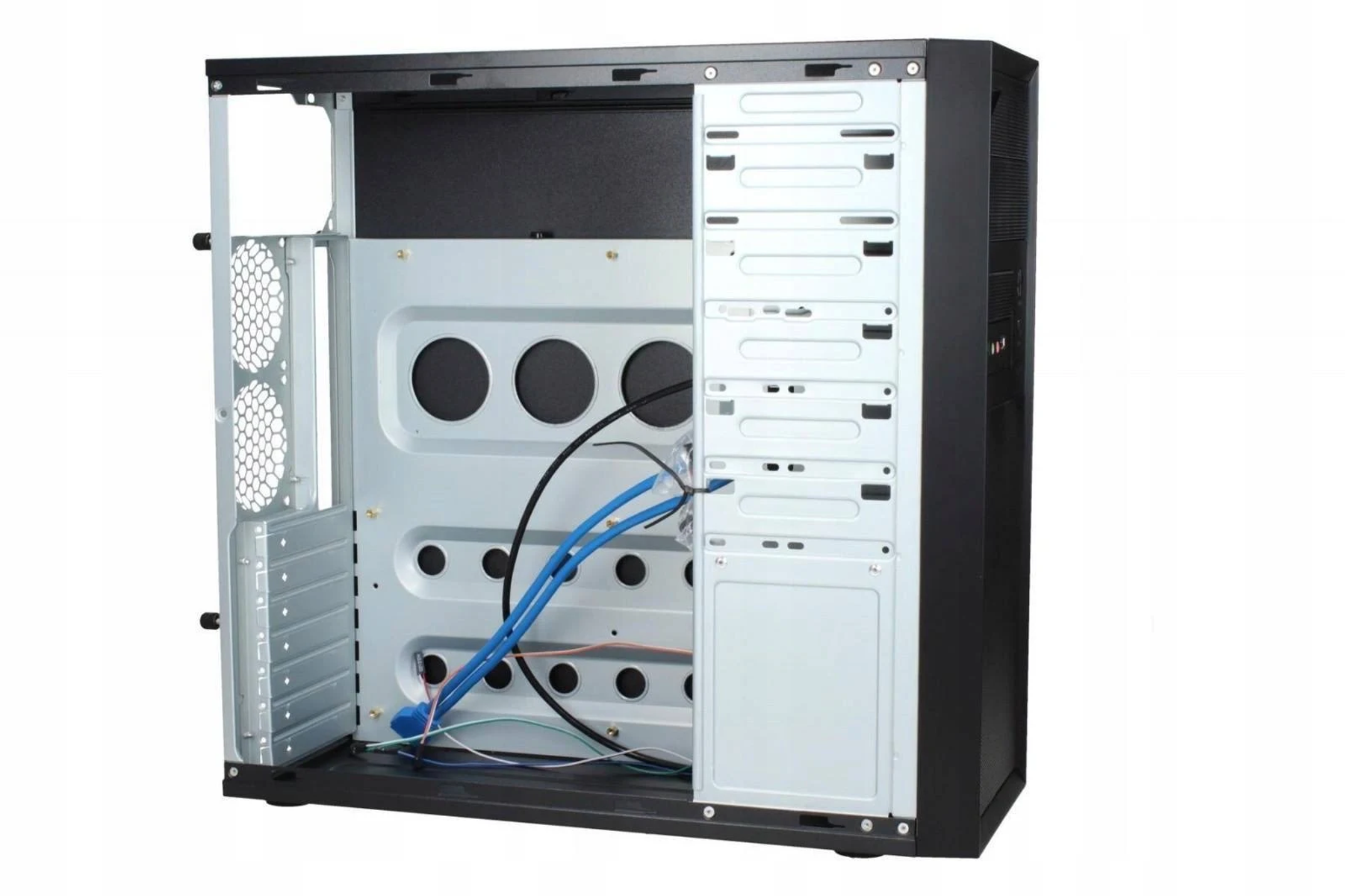 Otwarta obudowa komputera. Widok wewnętrzny, ukazujący metalową ramę, okablowanie i miejsca montażu.