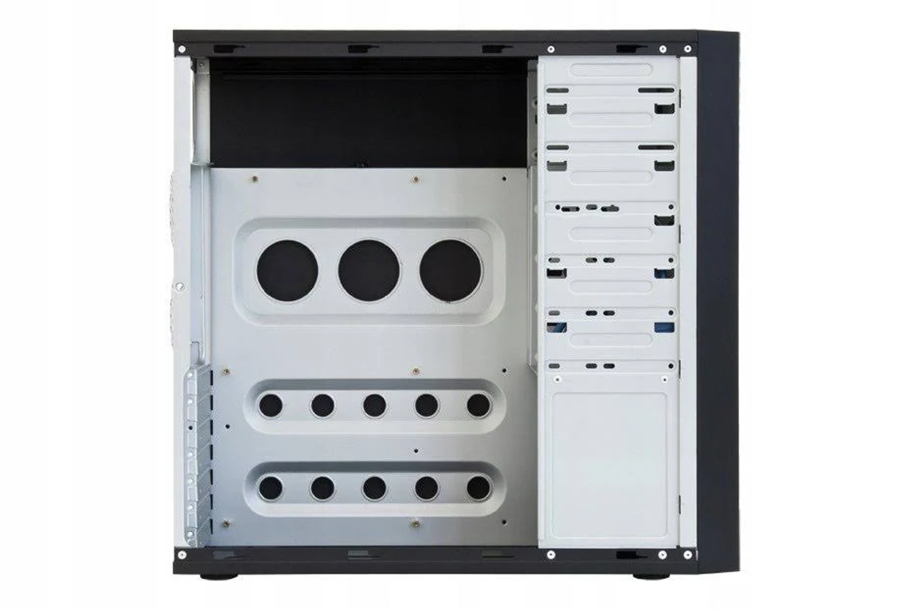 Otwarta obudowa komputera, pokazująca metalową ramę i gniazda montażowe na białym tle.