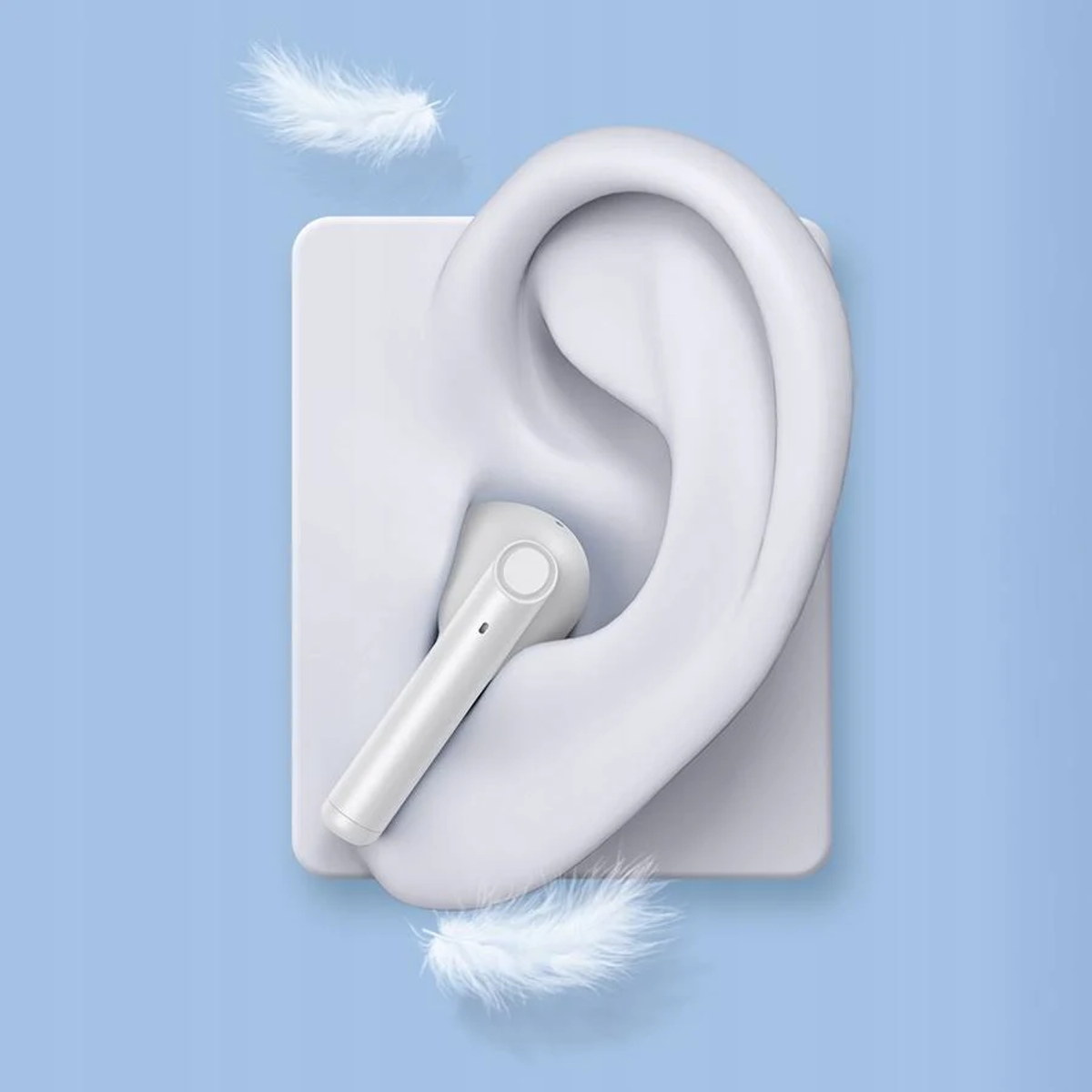 Auricular blanco en un soporte blanco con forma de oreja. Plumas flotan a su alrededor. Fondo azul.