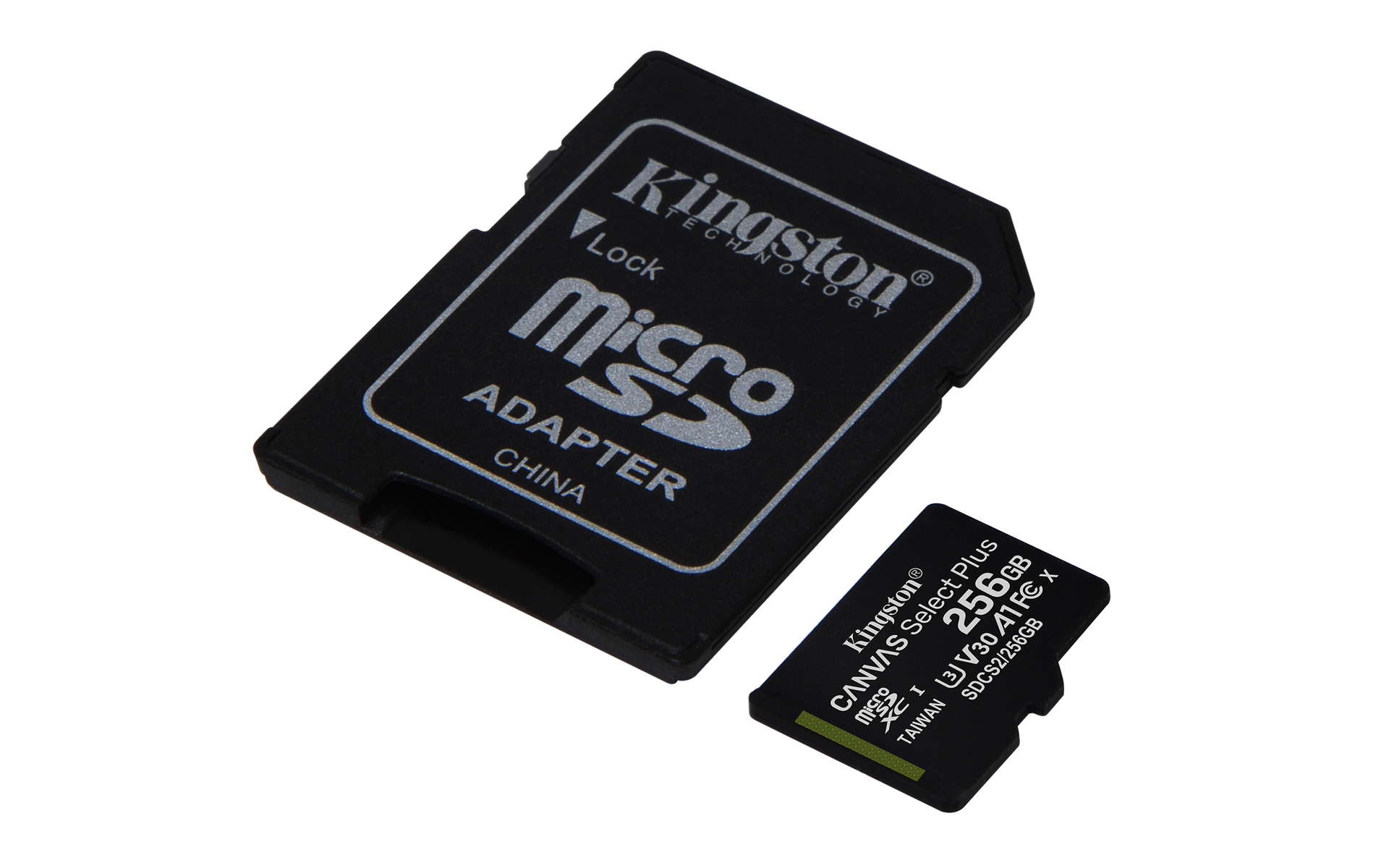 Tarjeta SD negra y adaptador junto a una tarjeta micro SD más pequeña.