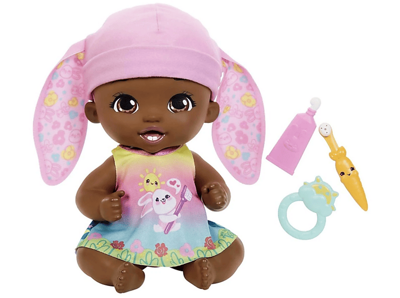 Babypuppe mit dunkler Haut, trägt einen rosa Hasenhut und Kleid. Zubehör: Zahnpasta, Zahnbürste, Beißring.