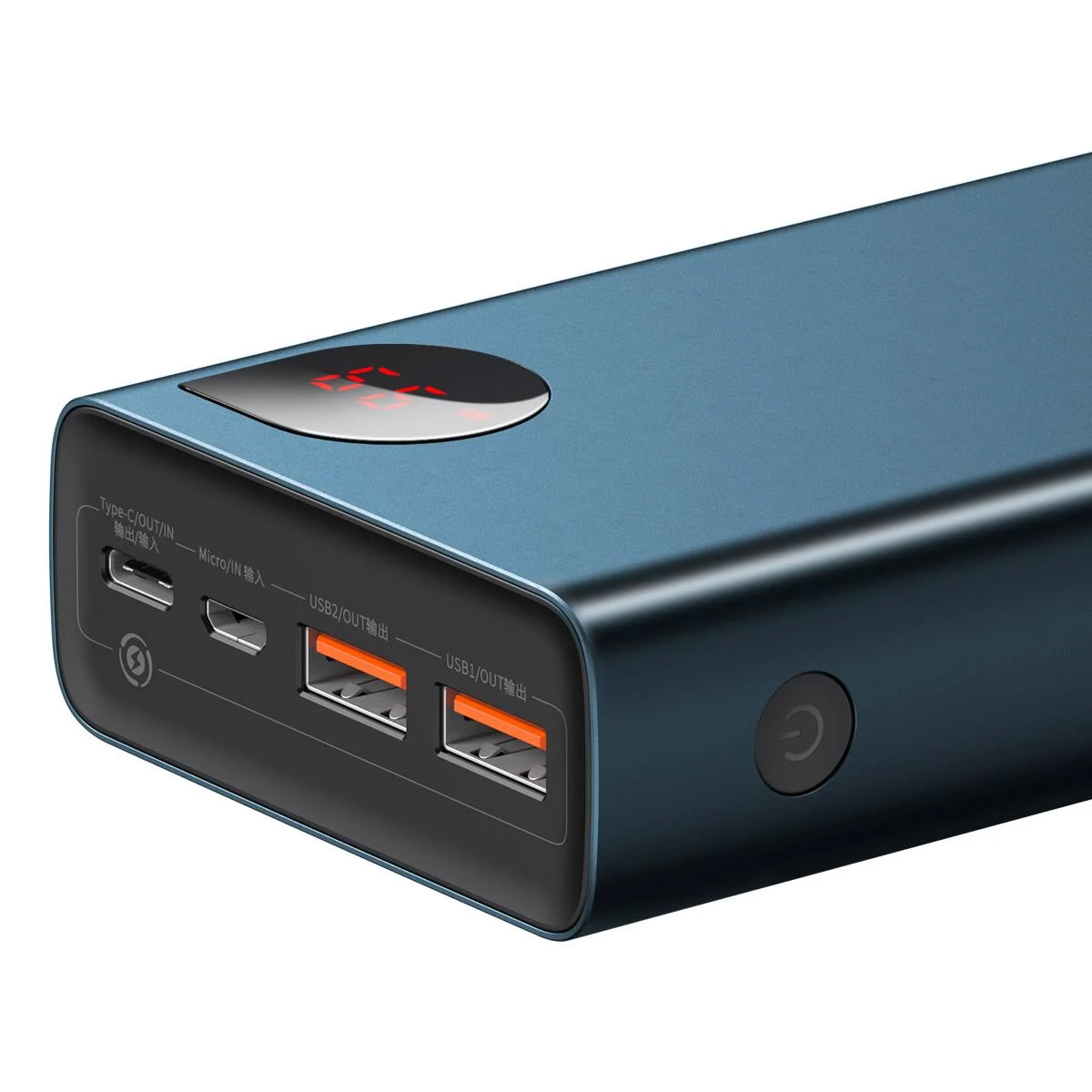 Power bank blu con porte e display digitale che mostra la percentuale della batteria.