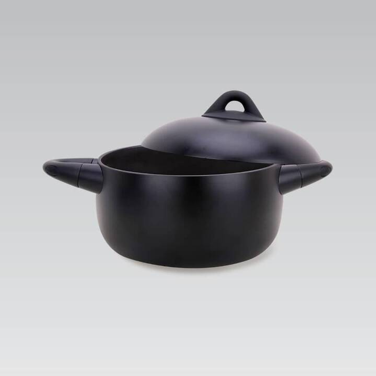 Czarny garnek z pokrywką. Ma dwa uchwyty boczne i uchwyt na pokrywce.