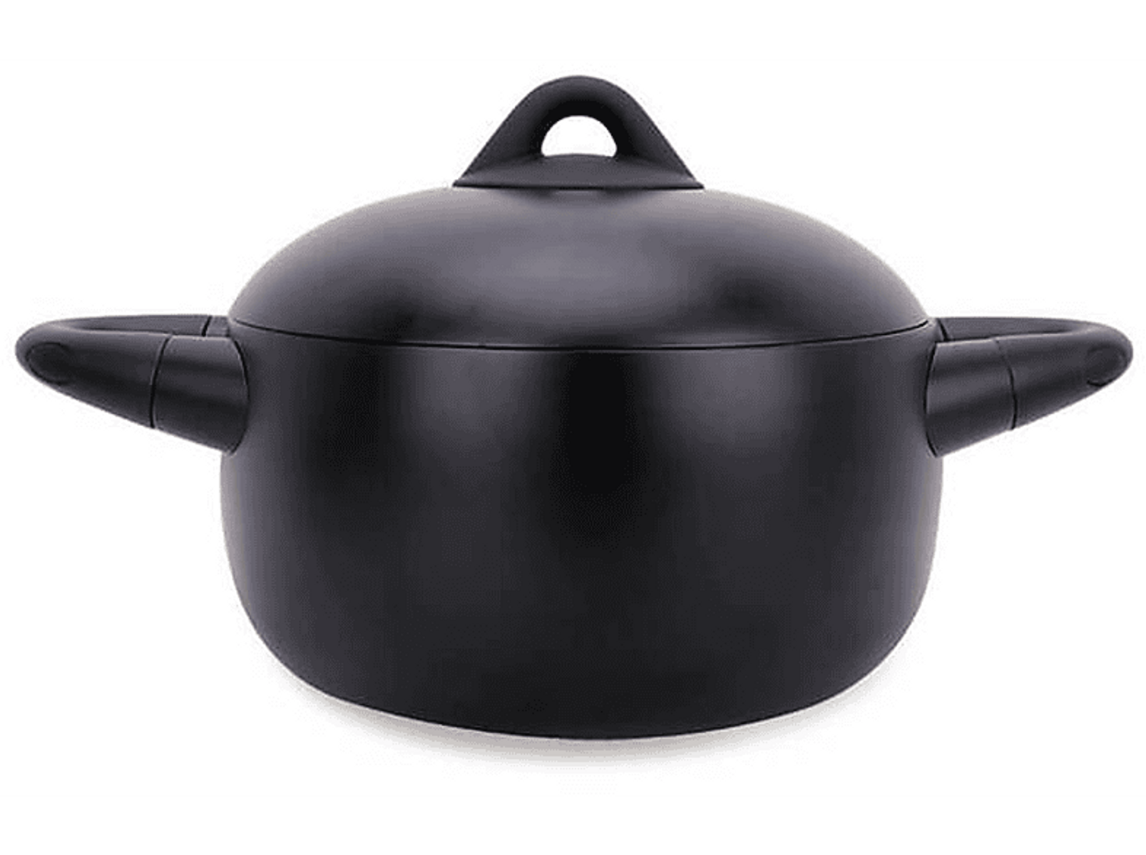 Czarny garnek z dwoma bocznymi uchwytami i pokrywką. Znajduje się na białej powierzchni.