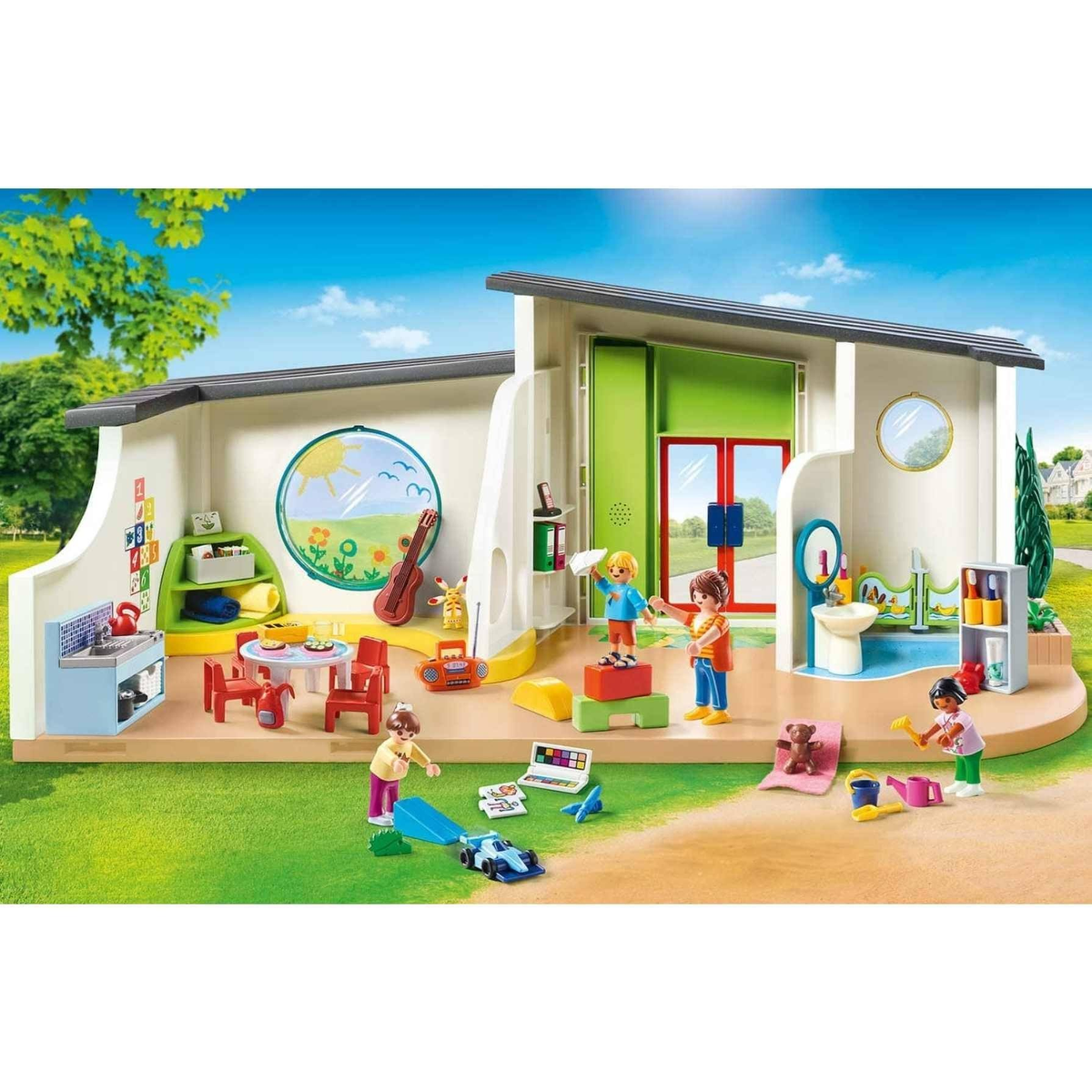 Set de juego Playmobil. Una casa con niños jugando dentro y fuera, día soleado.