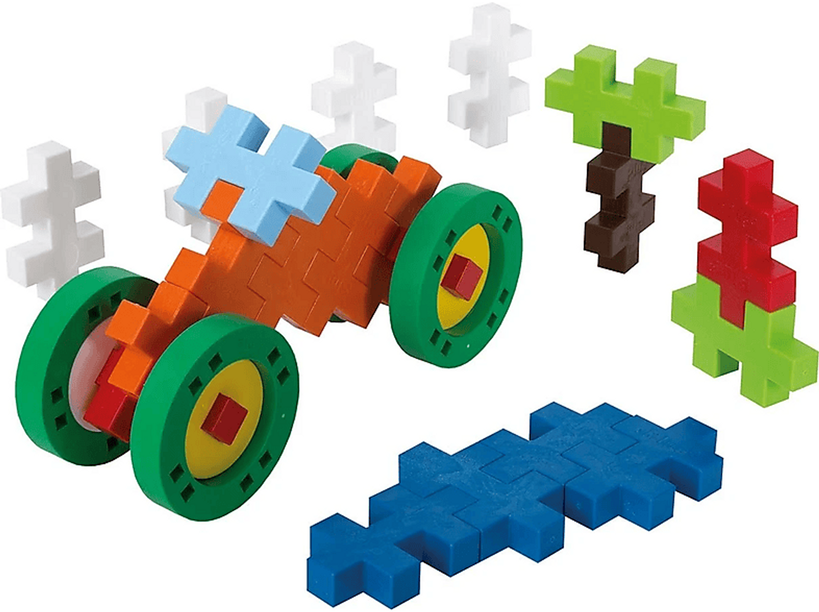 Kolorowe klocki Plus-Plus ułożone jako samochód, drzewa i inne kształty.