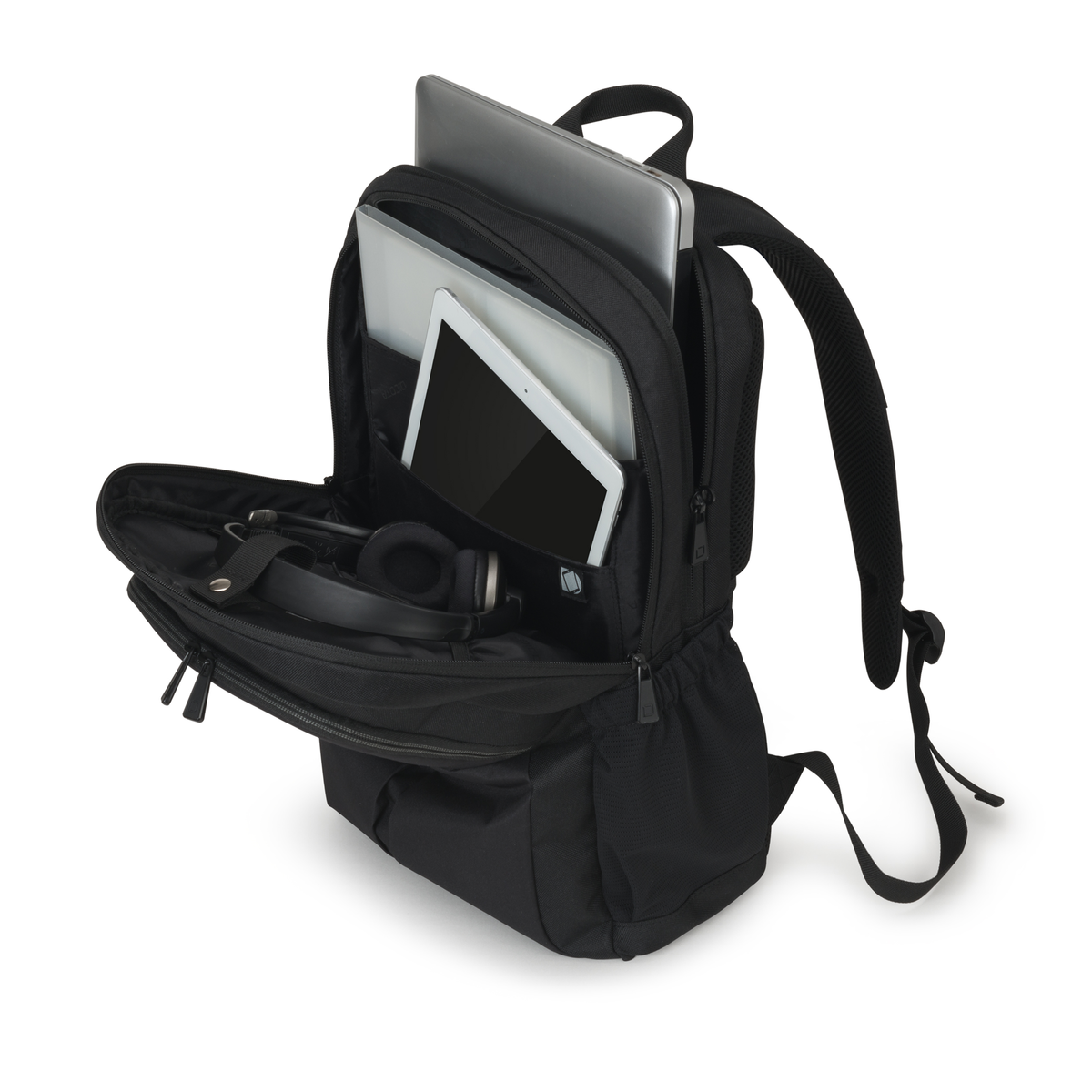 Zaino nero aperto, con laptop, tablet e cuffie all'interno.