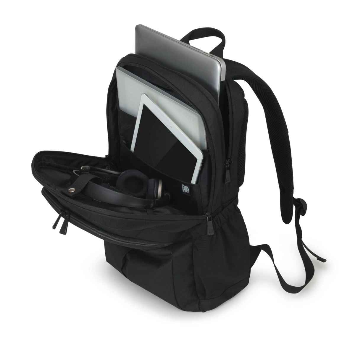 Un sac à dos noir est dézippé, affichant un ordinateur portable, une tablette et des écouteurs. Fond blanc.
