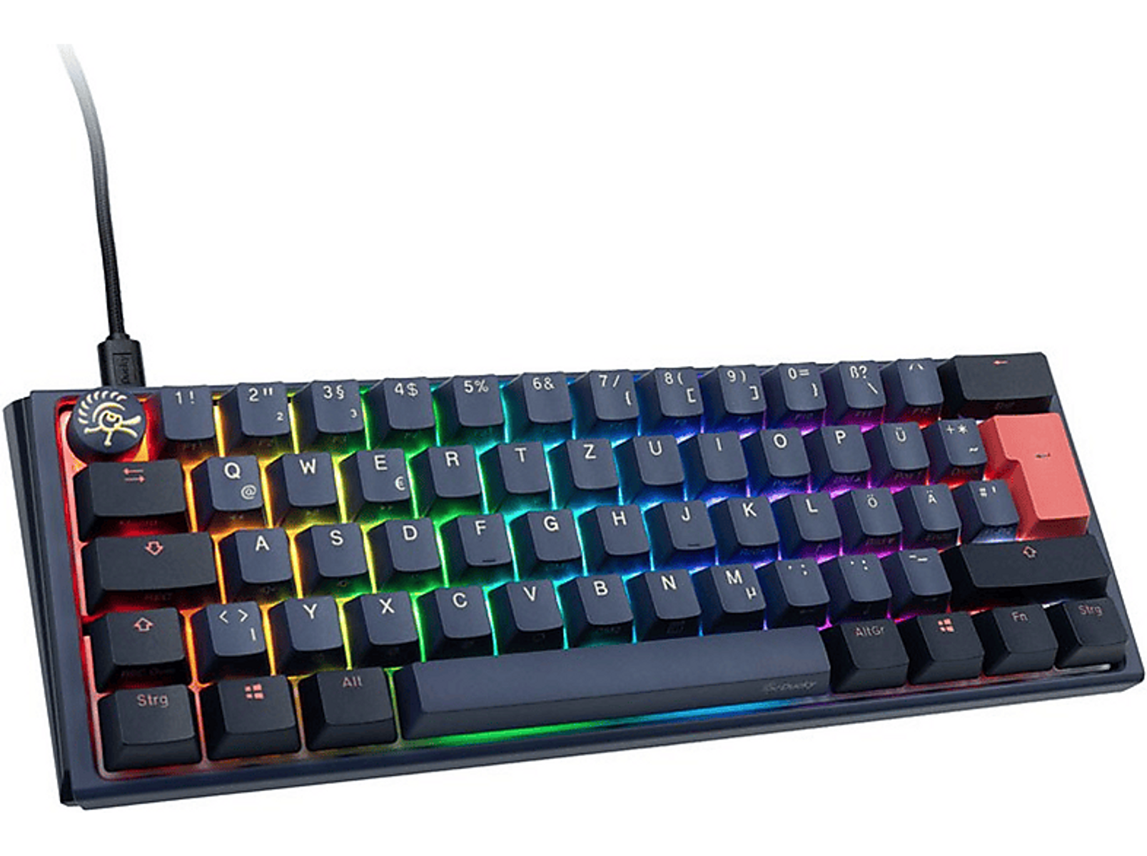 Tastiera nera con retroilluminazione LED colorata. La tastiera ha un cavo USB.