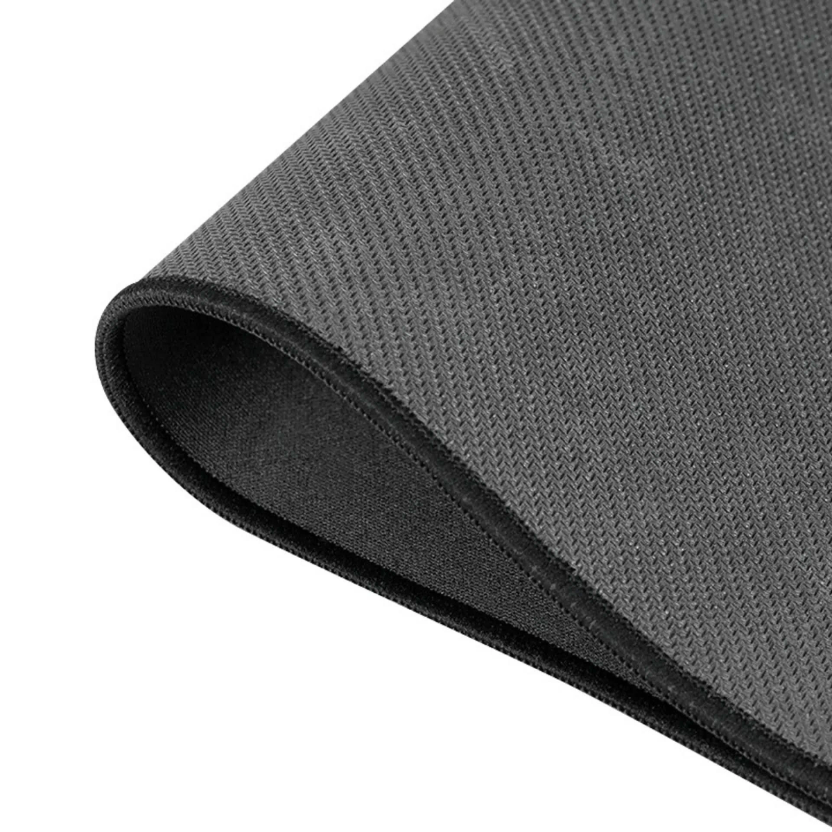 Nahaufnahme eines grauen Mauspads mit schwarzen Nähten an den Rändern. Das Material ist strukturiert.