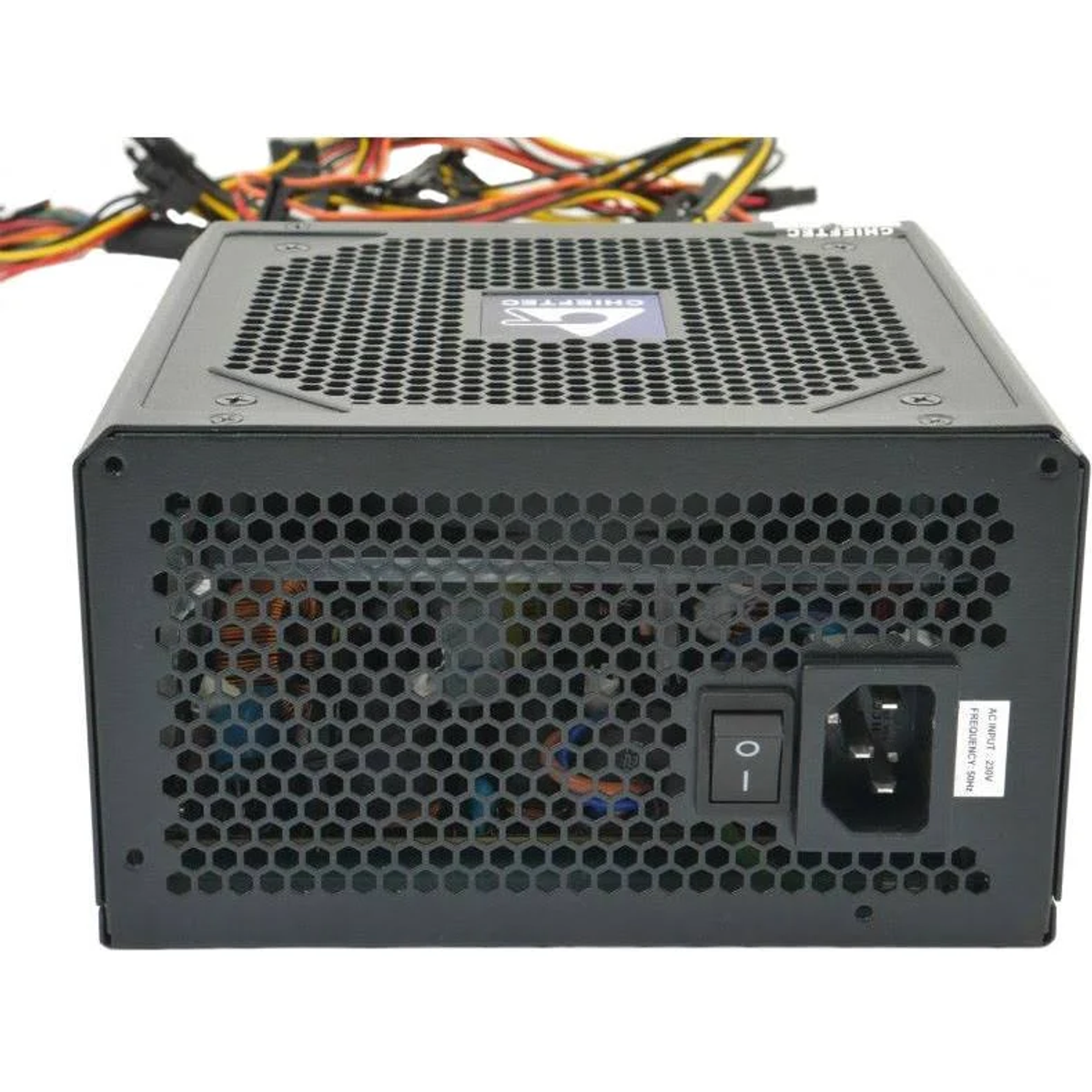 Zwarte computer voeding met rooster, schakelaar en stroomingang.