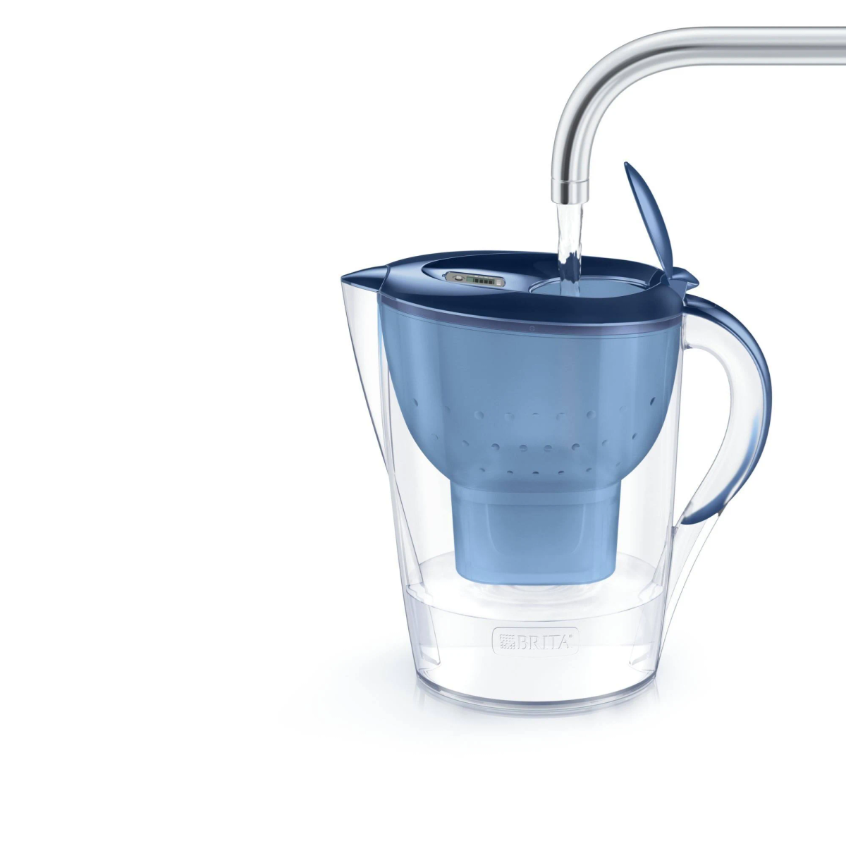 Wasser wird aus einem Wasserhahn in einen blau-klaren Brita Wasserfilter-Krug gegossen.