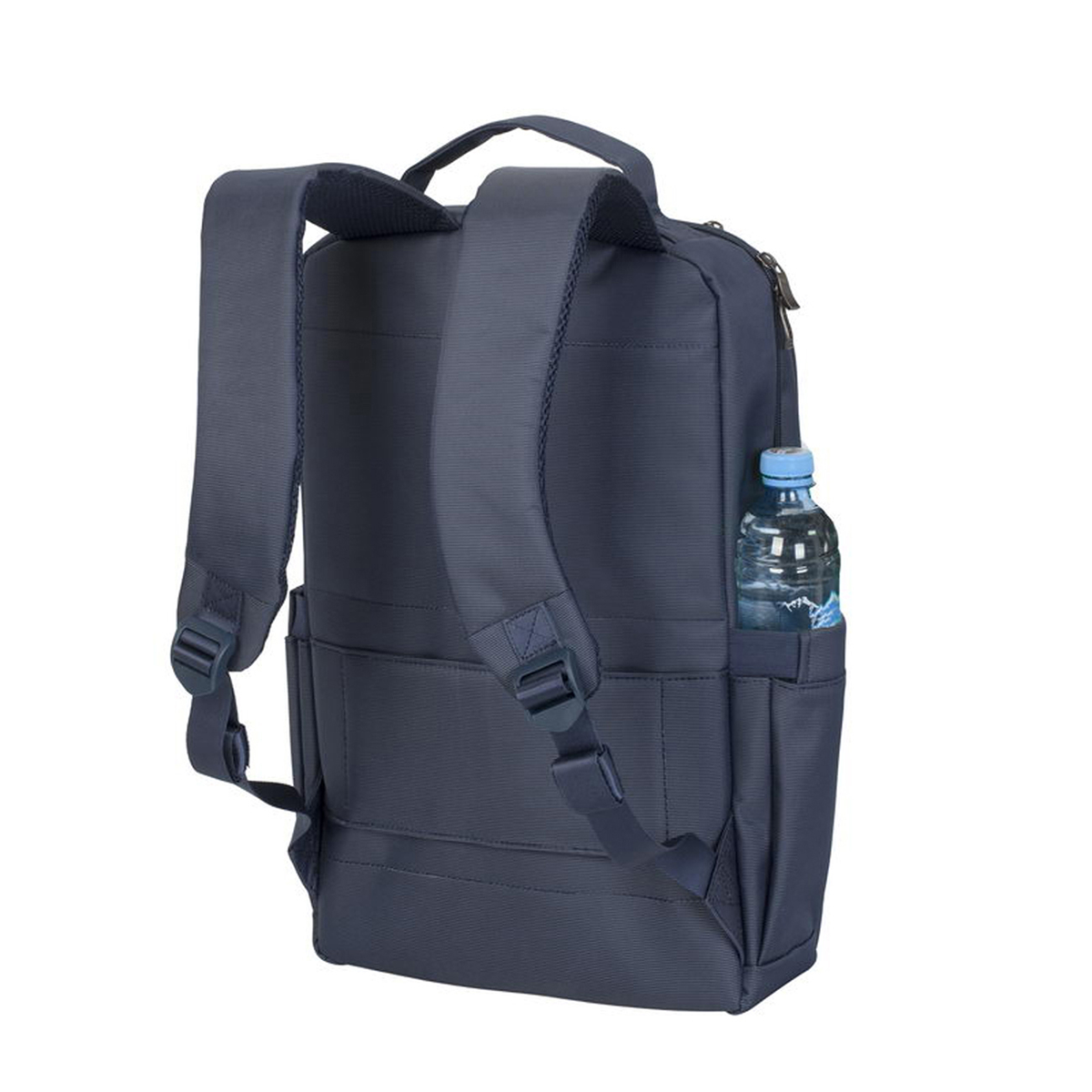 Zaino blu navy con una bottiglia d'acqua nella tasca laterale e una tracolla.