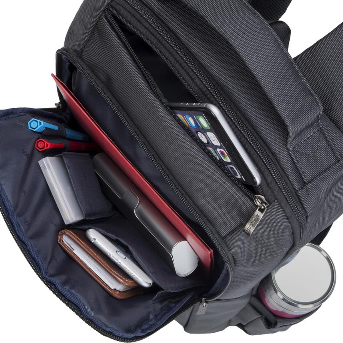 Borsa grigia aperta con telefono, portafoglio, penne e un file rosso all'interno.