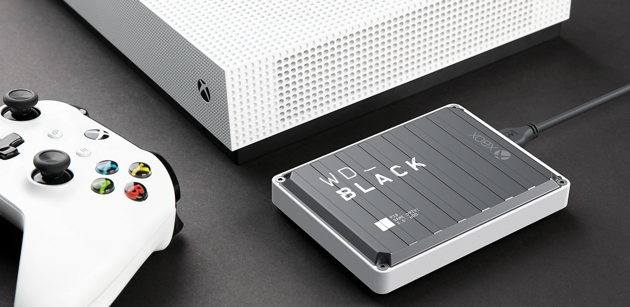 Konsola Xbox Series S z zewnętrznym czarnym dyskiem twardym WD_BLACK i białym kontrolerem.