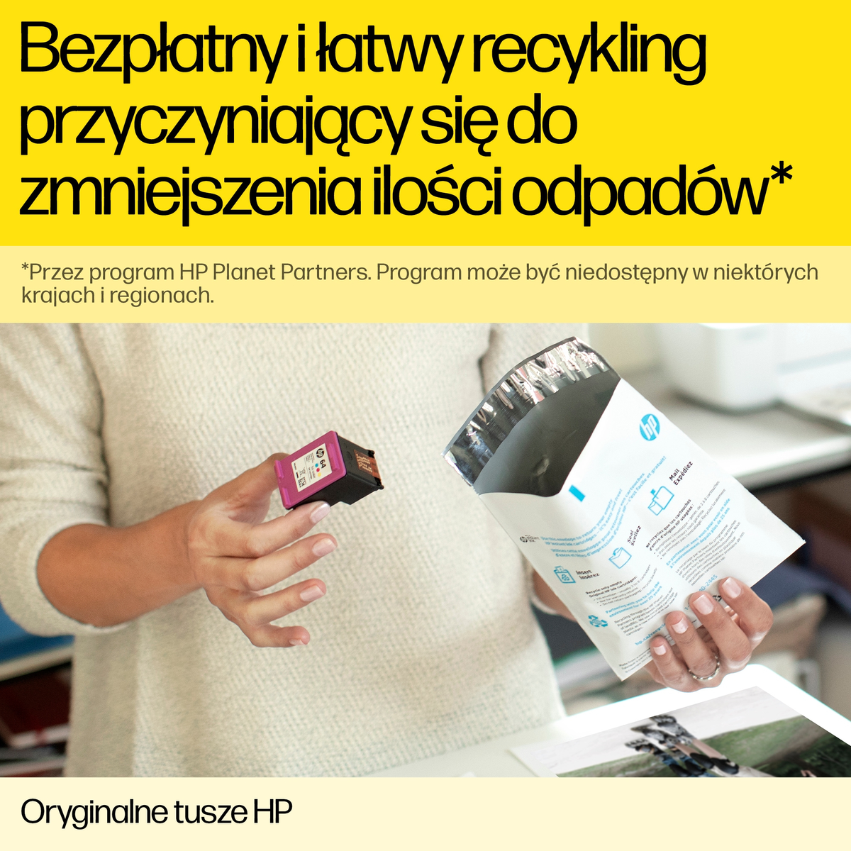 Kobieta trzyma magenta i czarny wkład atramentowy HP obok otwartej koperty do recyklingu. Tekst na górze mówi o bezpłatnym recyklingu.
