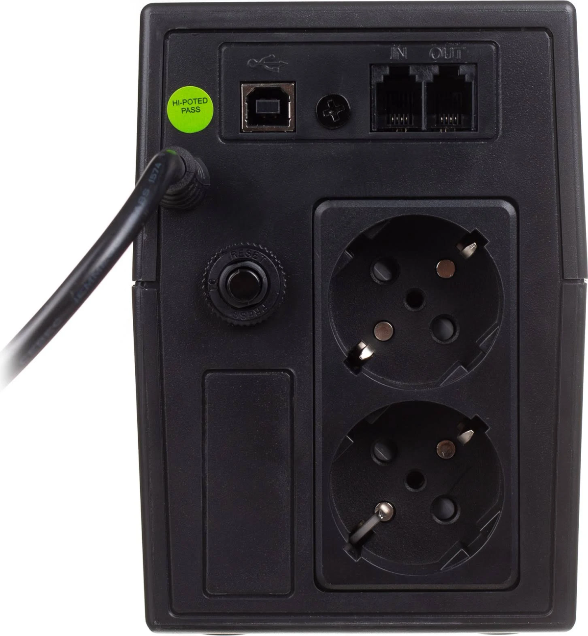 Die Rückseite einer schwarzen USV. Es hat zwei Steckdosen, einen USB-Anschluss und Netzwerkanschlüsse. Das Netzkabel ist angeschlossen.