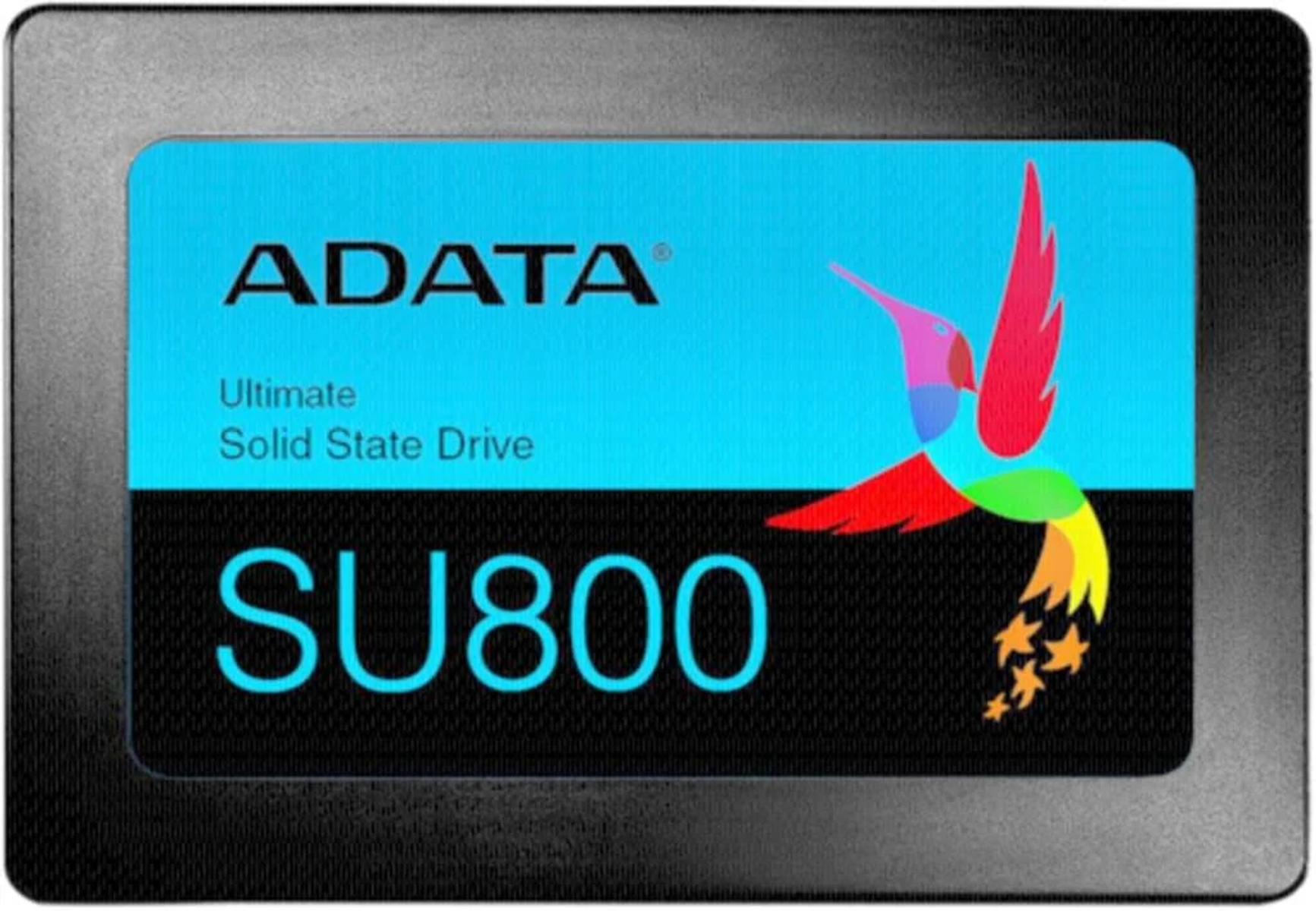Dysk SSD ADATA SU800 w ciemnej obudowie. Dysk ma niebieską etykietę z białym i kolorowym kolibrem.