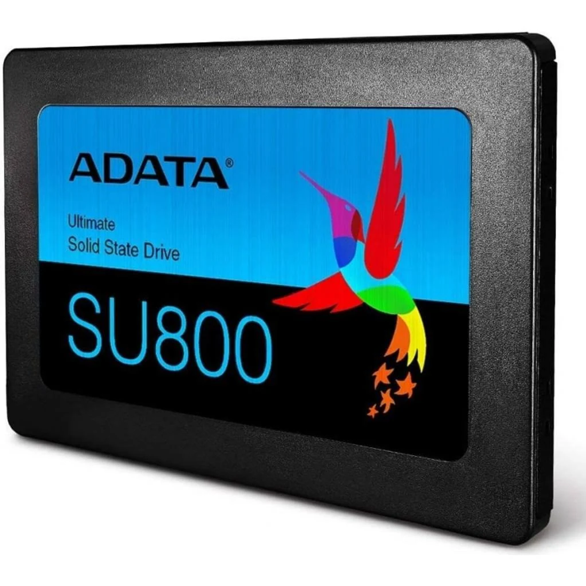 Czarny dysk SSD z niebieską etykietą z napisem 'ADATA' i kolorowym kolibrem. Model to 'SU800'.