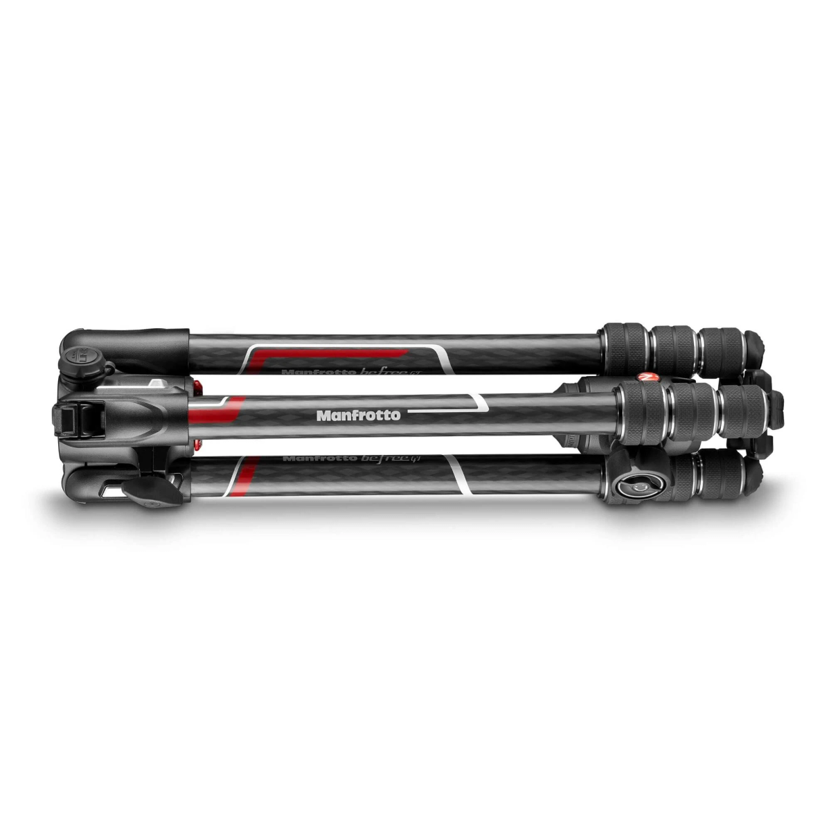 Gefaltetes schwarzes und rotes Stativ auf weißer Oberfläche, Manfrotto-Logo auf jedem Bein.