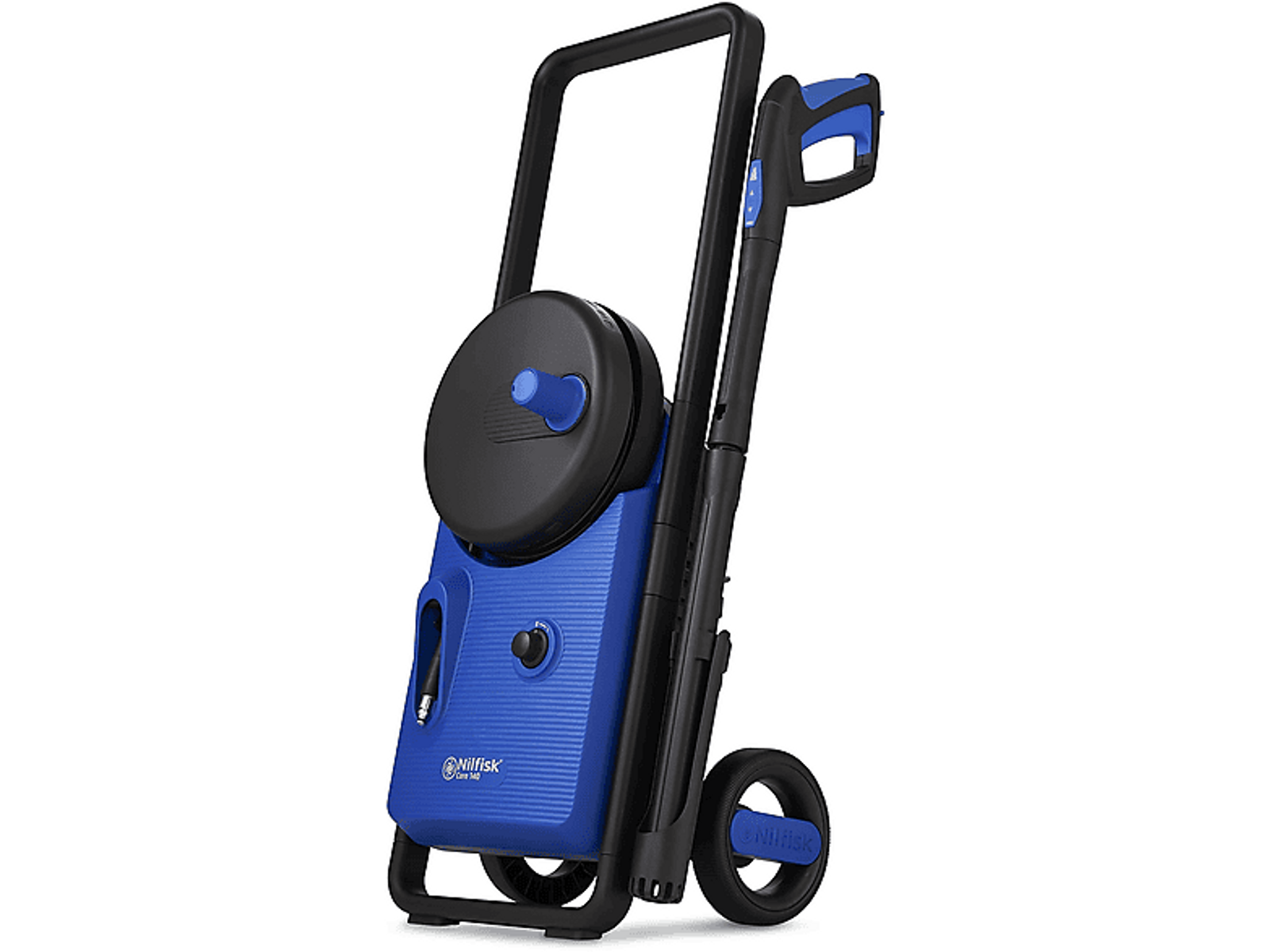 Niebiesko-czarna myjka ciśnieniowa Nilfisk. Ma uchwyt, bęben na wąż i koła.