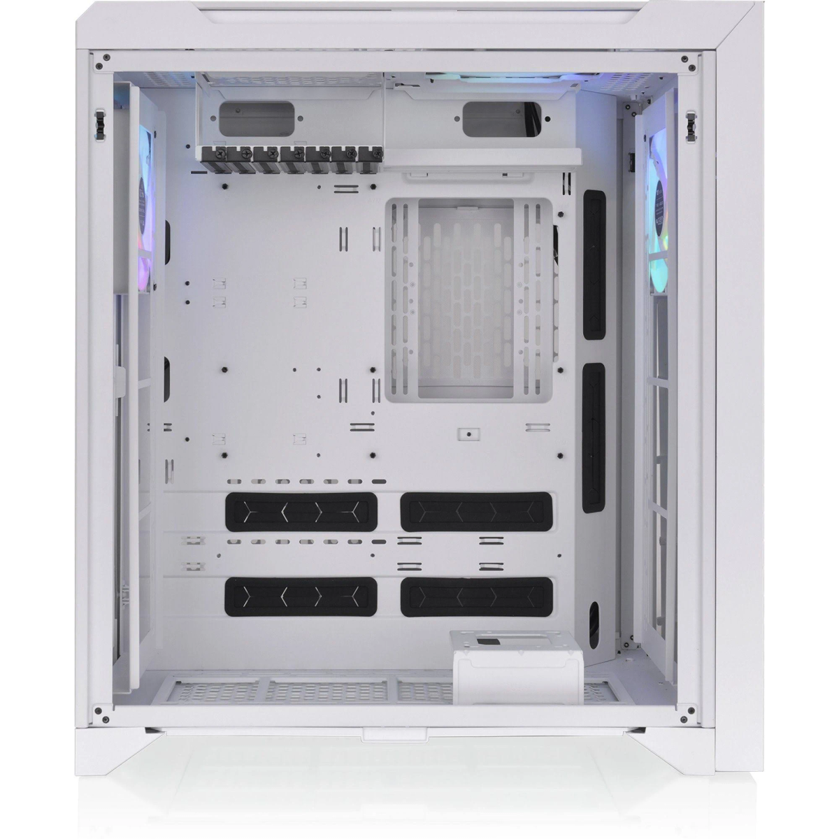 Weißes Computergehäuse, offen. Innenraum mit Motherboard-Halterungen und Lüfterschlitzen. Sauber und leer.