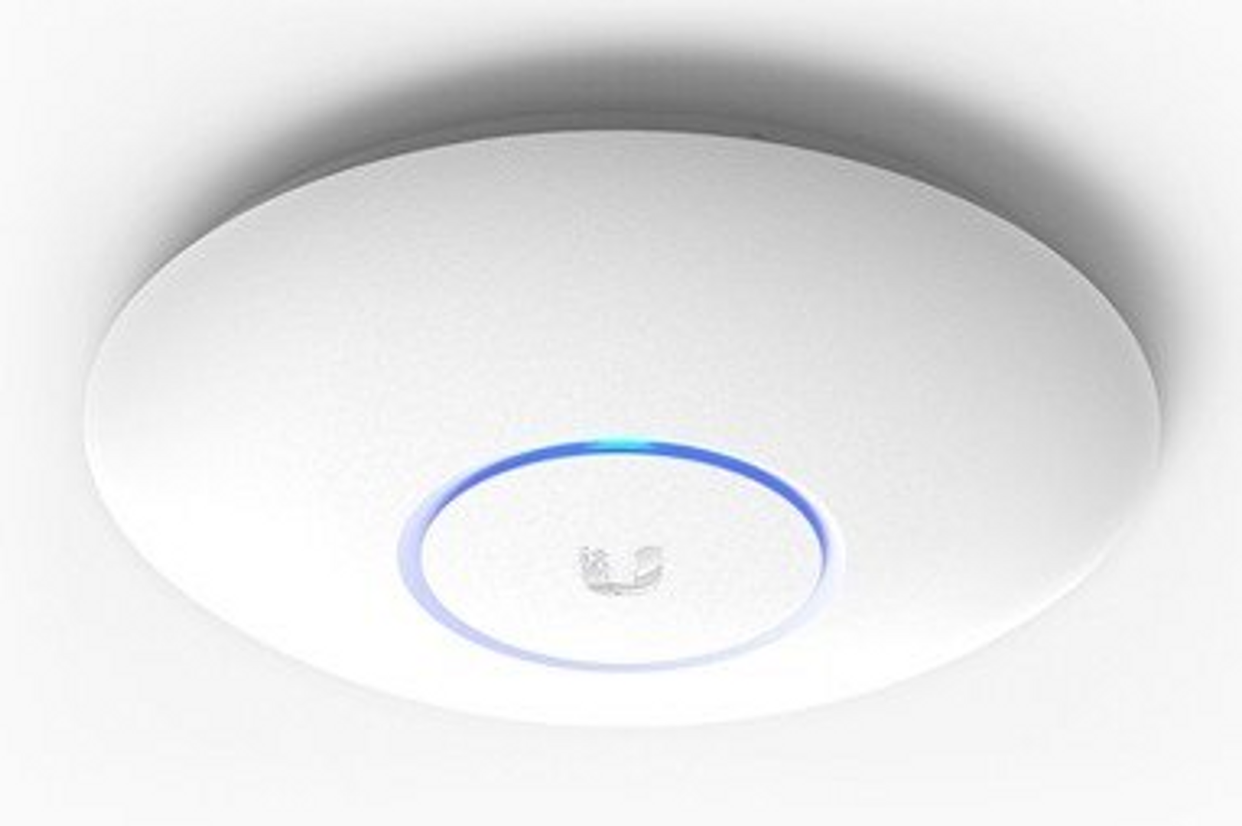 Biały, okrągły punkt dostępowy na suficie. Niebieskie światło pośrodku. Białe tło.