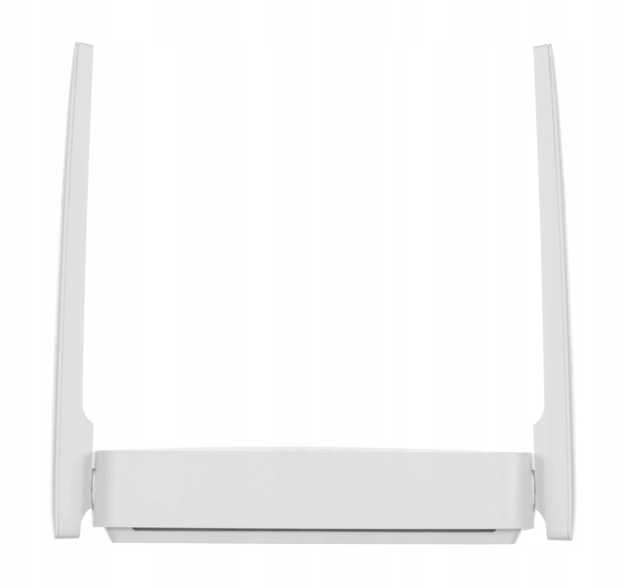 Biały router z dwiema antenami skierowanymi w górę. Jest na białym tle.
