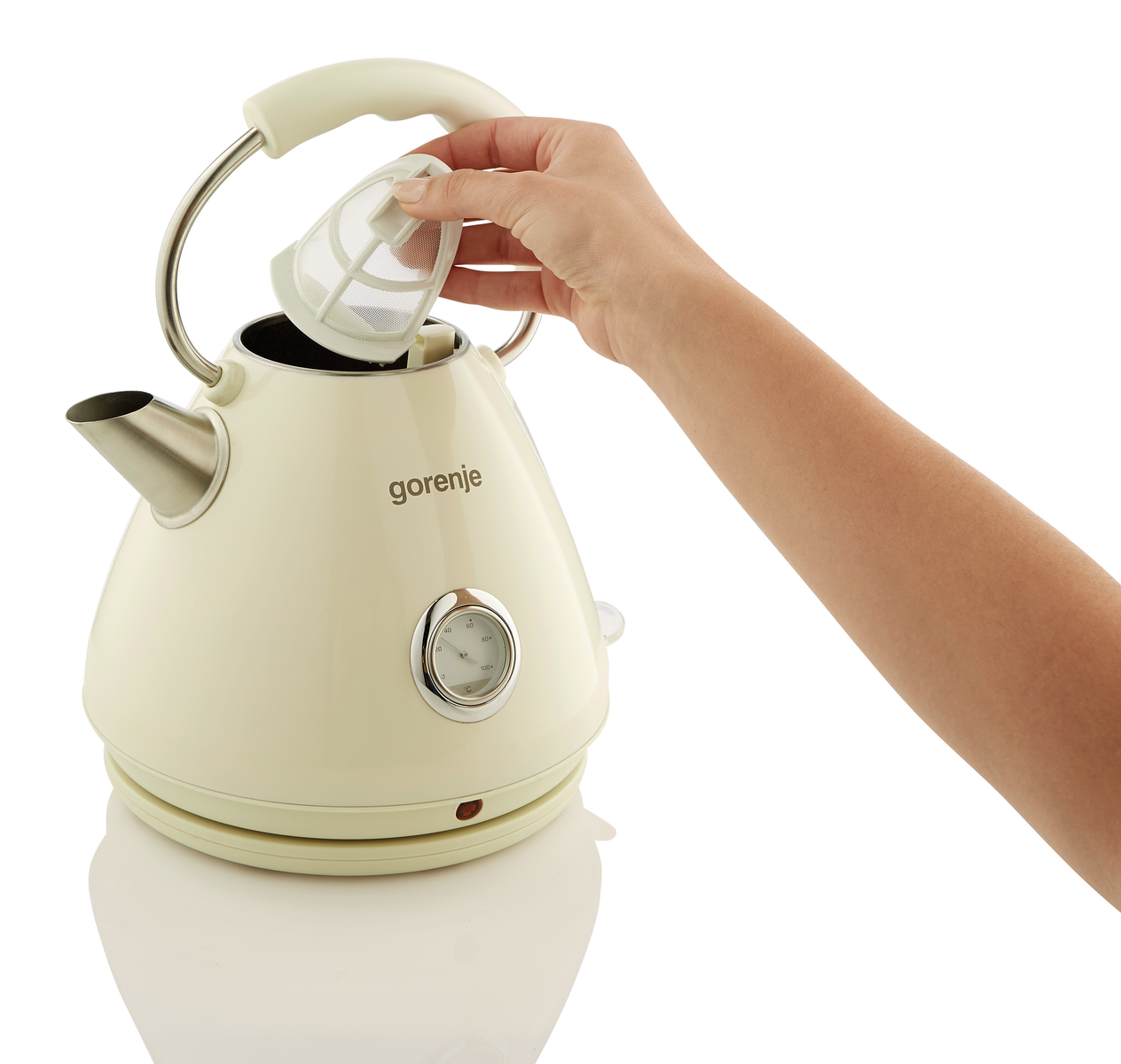 Kremowy czajnik elektryczny z uchwytem, wylewką i filtrem wyjmowanym przez rękę.
