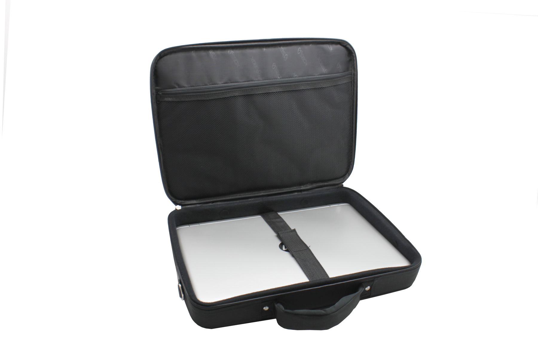 Schwarze Laptoptasche, geöffnet, um einen silbernen Laptop zu zeigen, der mit einem Riemen befestigt ist.