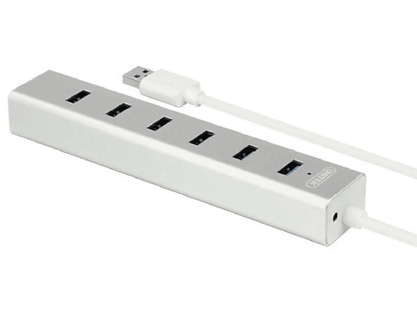 Ein silberner USB-Hub mit mehreren Anschlüssen und einem weißen Kabel, vor schwarzem Hintergrund platziert.