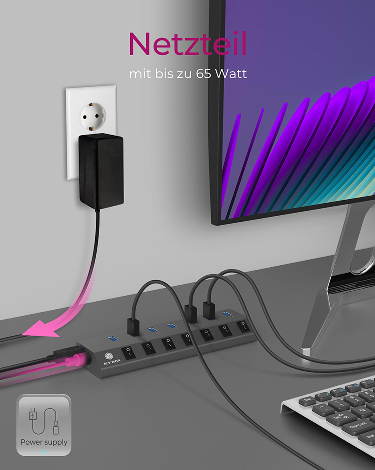Configurazione scrivania con ciabatta e monitor. Ciabatta con cavi collegati. Monitor mostra sfondo viola.