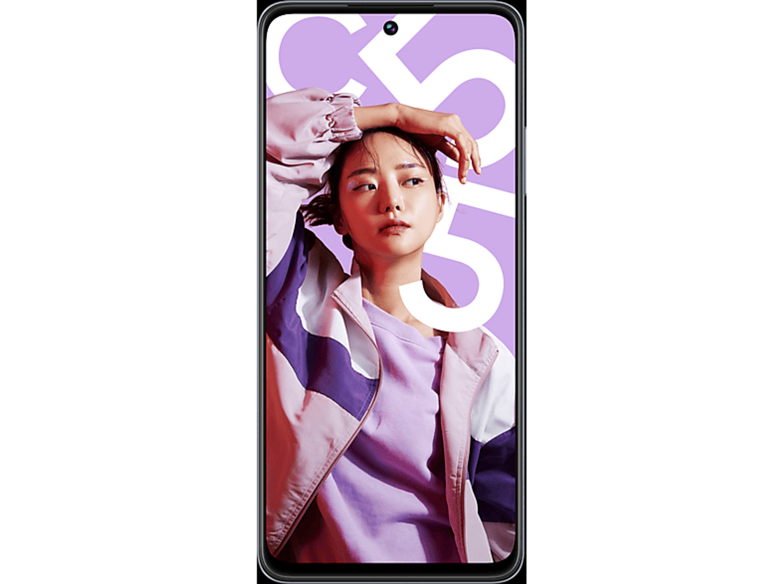 Kobieta trzymająca górną część telefonu z fioletowym tłem.