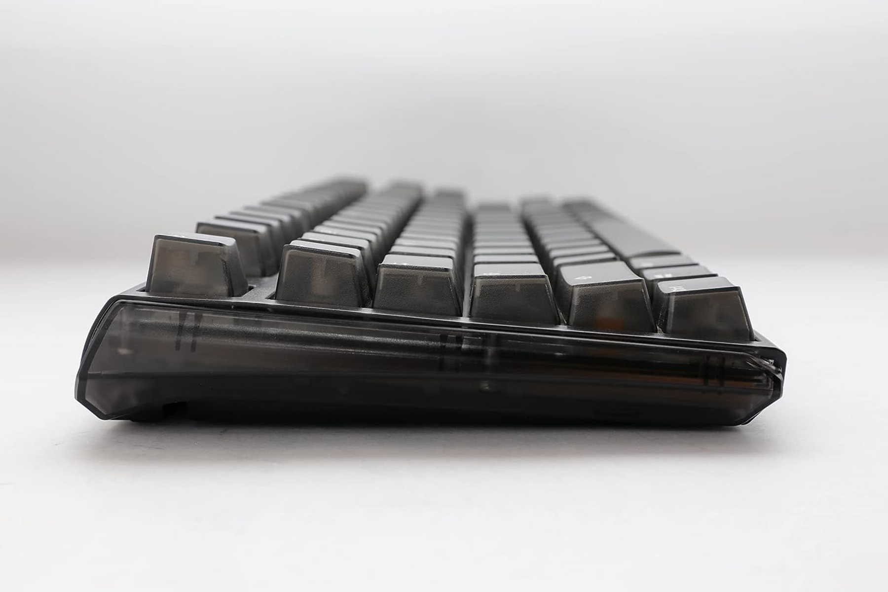 Zijaanzicht van een zwart toetsenbord. De keycaps zijn donkergrijs.