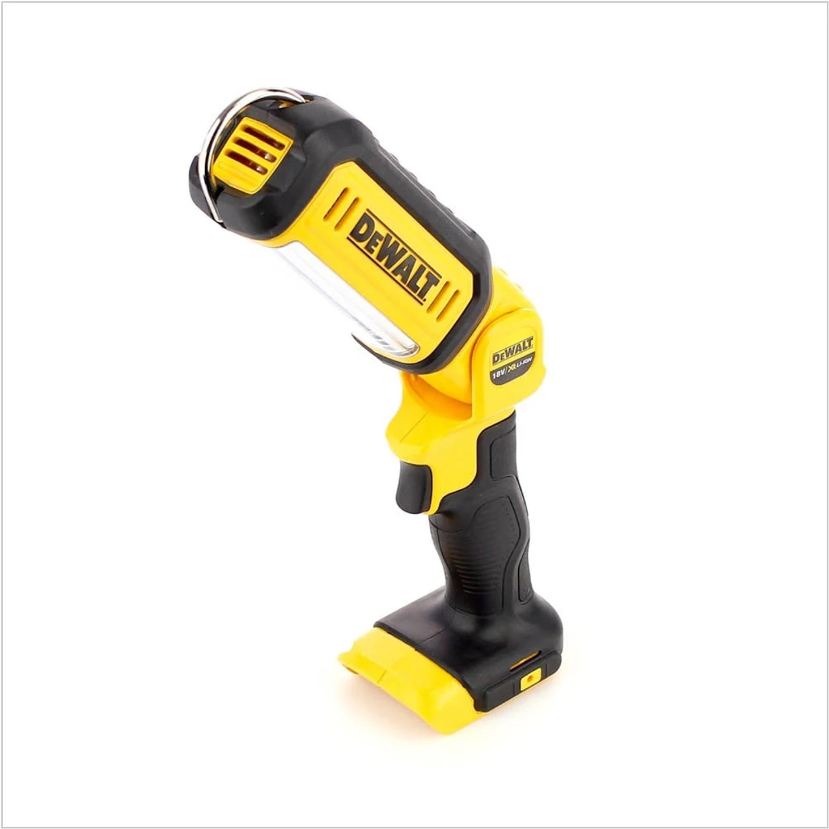 Gelb-schwarze DeWalt-Arbeitsleuchte auf Weiß. Sie ist nach oben abgewinkelt. Der Griff ist schwarz.