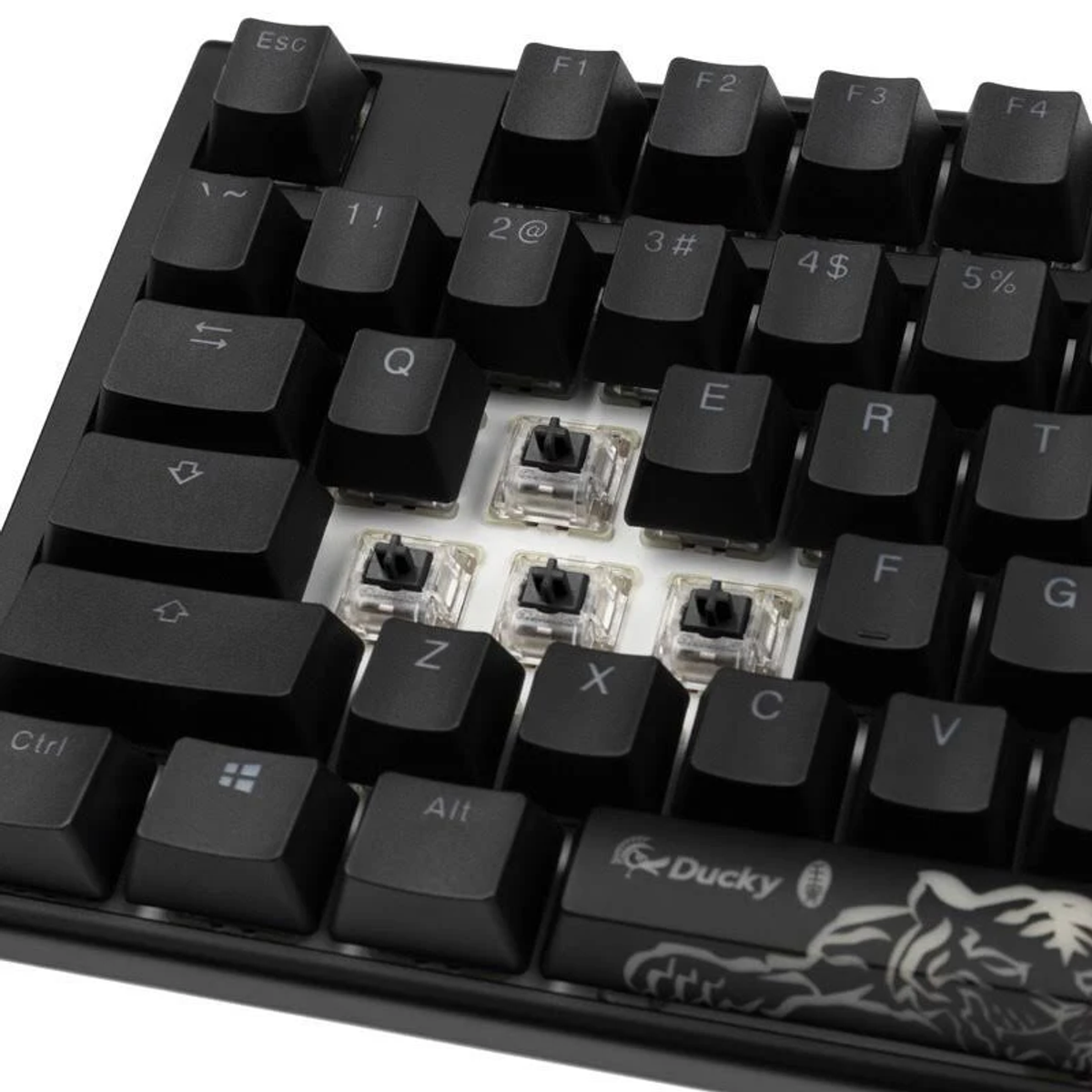 Close-up van een toetsenbord met verwijderde keycaps, met schakelaars en toetsmechanismen.