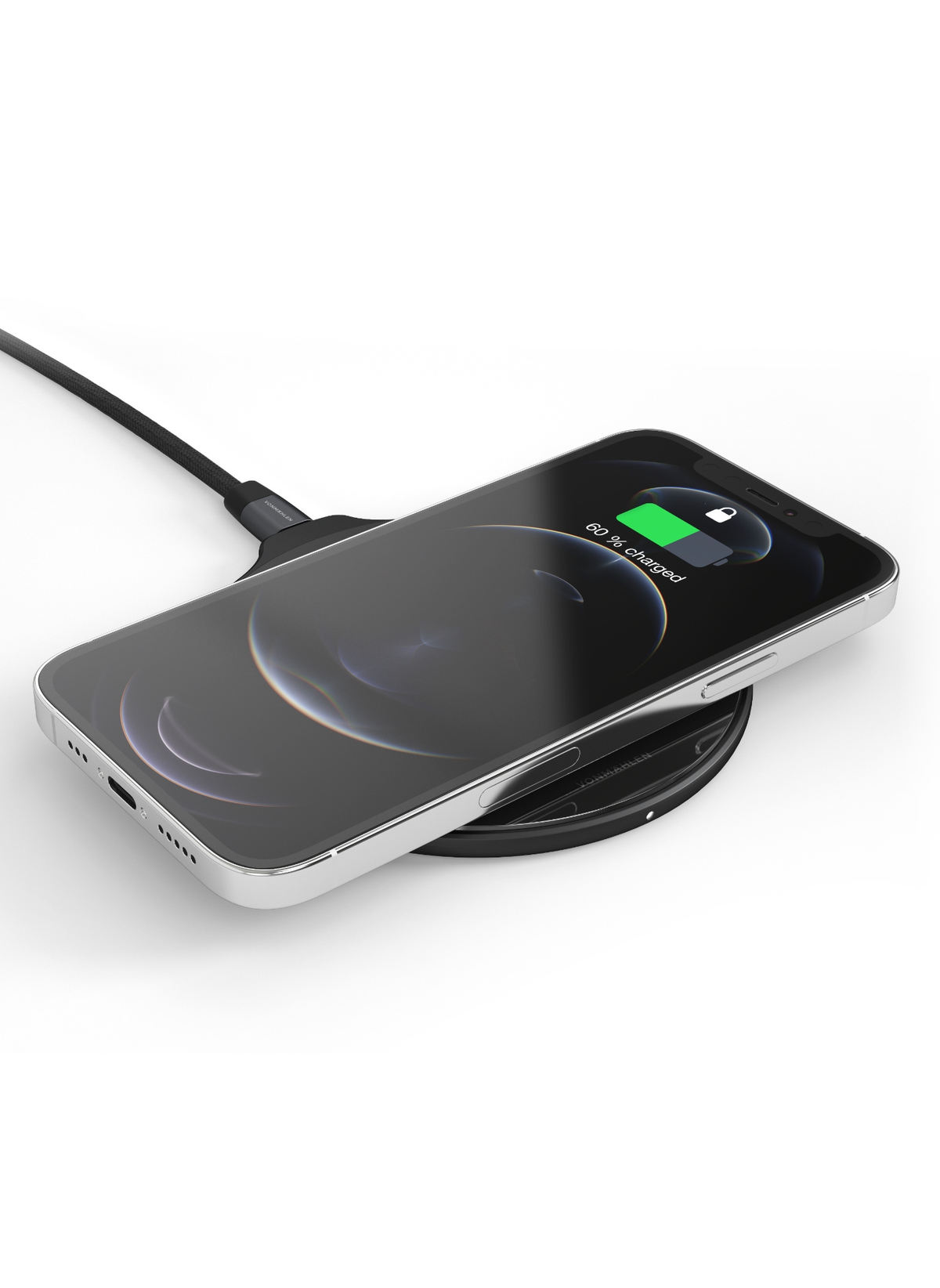 Schwarzes Telefon, das auf einer kabellosen Ladestation geladen wird.