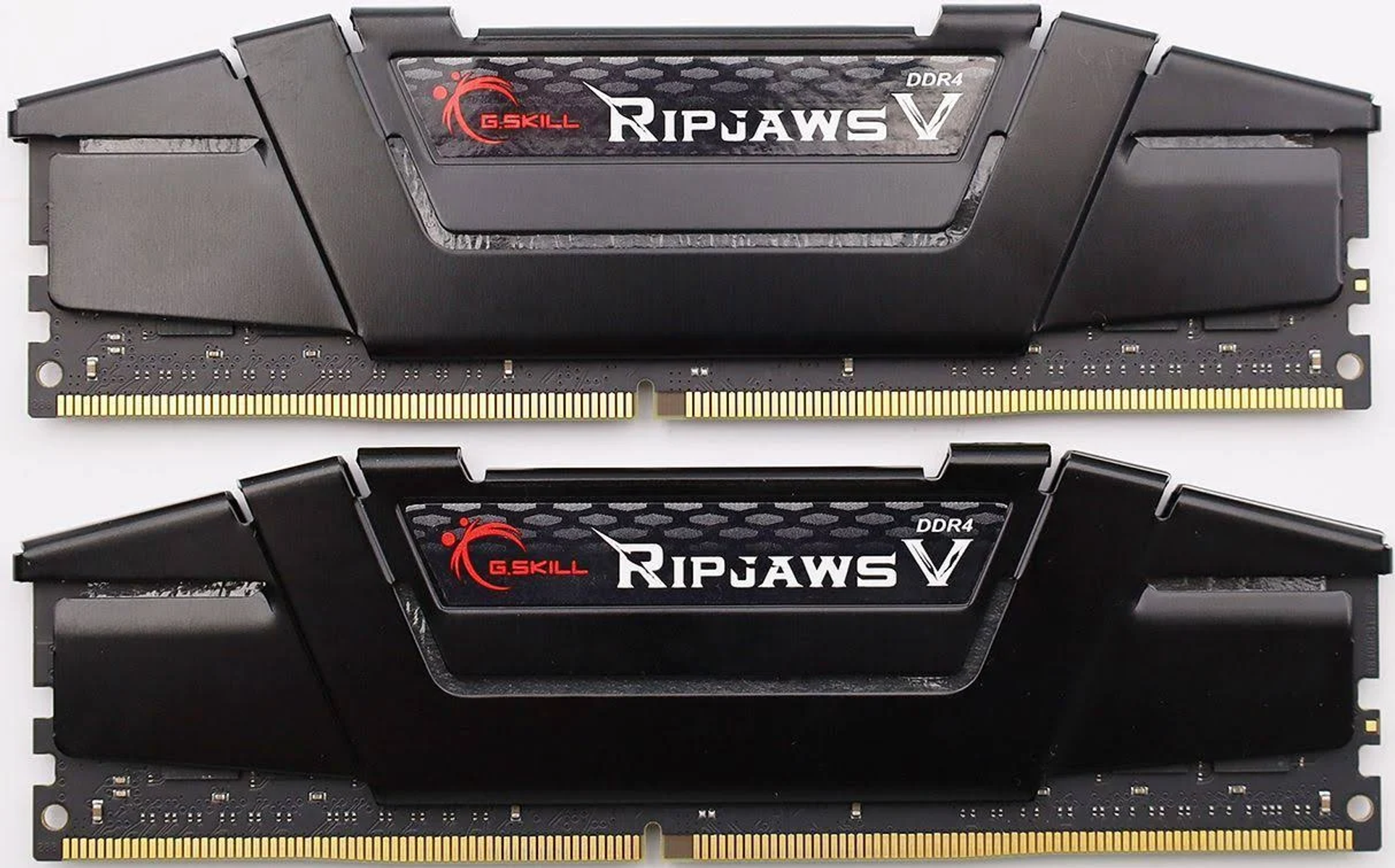 Dwa czarne moduły RAM G.Skill Ripjaws V DDR4.