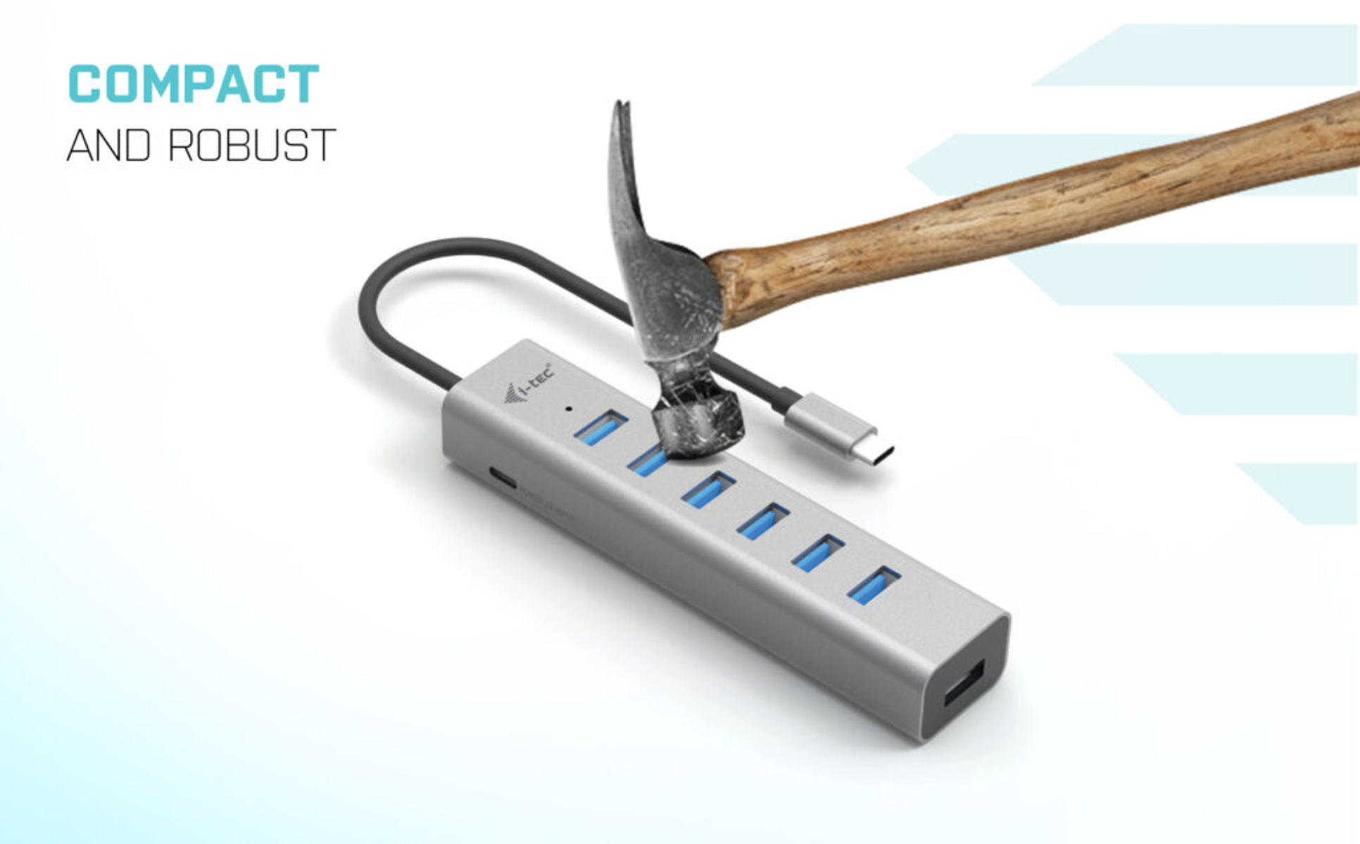 Martello che colpisce un hub USB argentato. Testo 'COMPACT AND ROBUST'. Sfondo bianco.