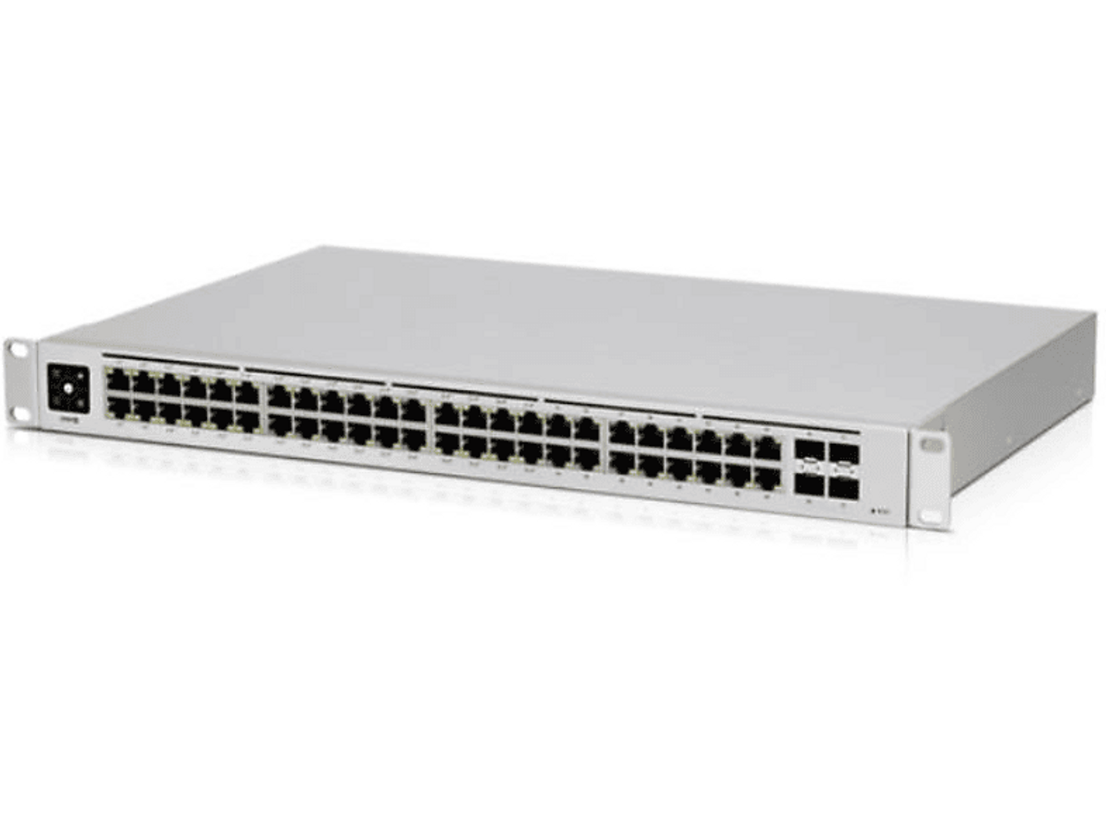 Ein silberner Netzwerk-Switch mit zahlreichen Ethernet-Anschlüssen auf der Vorderseite steht vor weißem Hintergrund.
