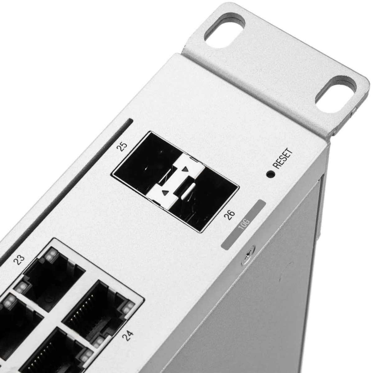 Switch de red plateado con puertos y botón reset.