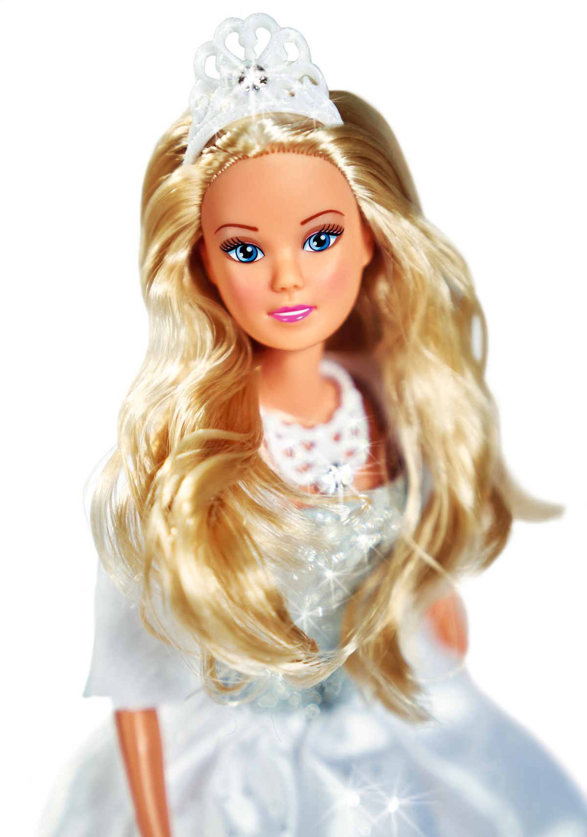 Blonde Puppe mit weißem Kleid und Krone, blaue Augen und rosa Lippen.