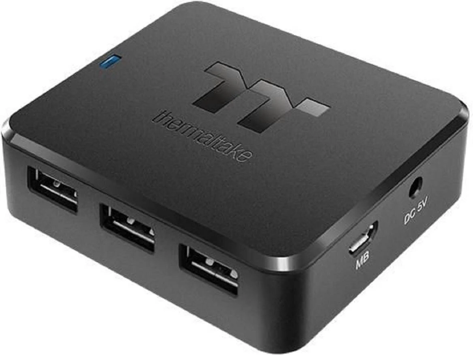 Schwarzer Thermaltake USB-Hub mit Anschlüssen und Logo. Das blaue Licht leuchtet.