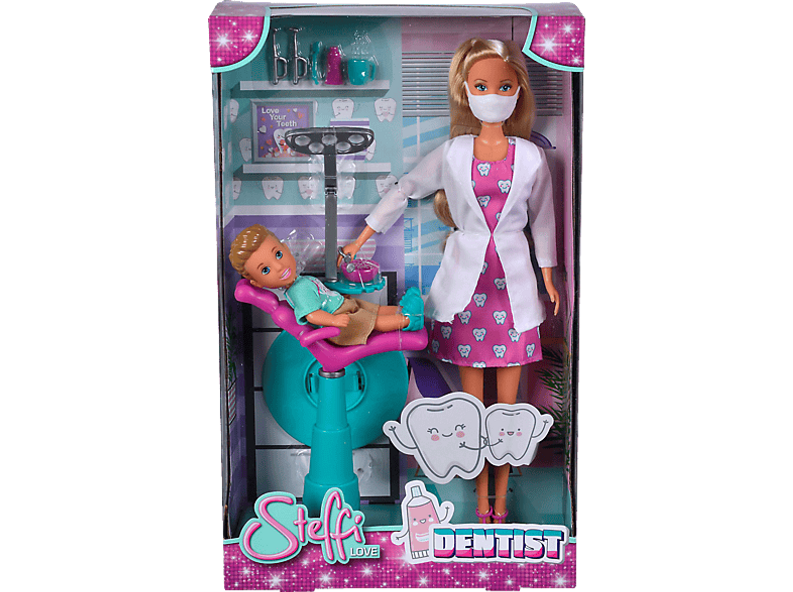 Eine Puppe in einer Zahnarztpraxis. Es ist eine blonde Puppe mit Maske und Arztkittel. Ein Junge sitzt im Stuhl.