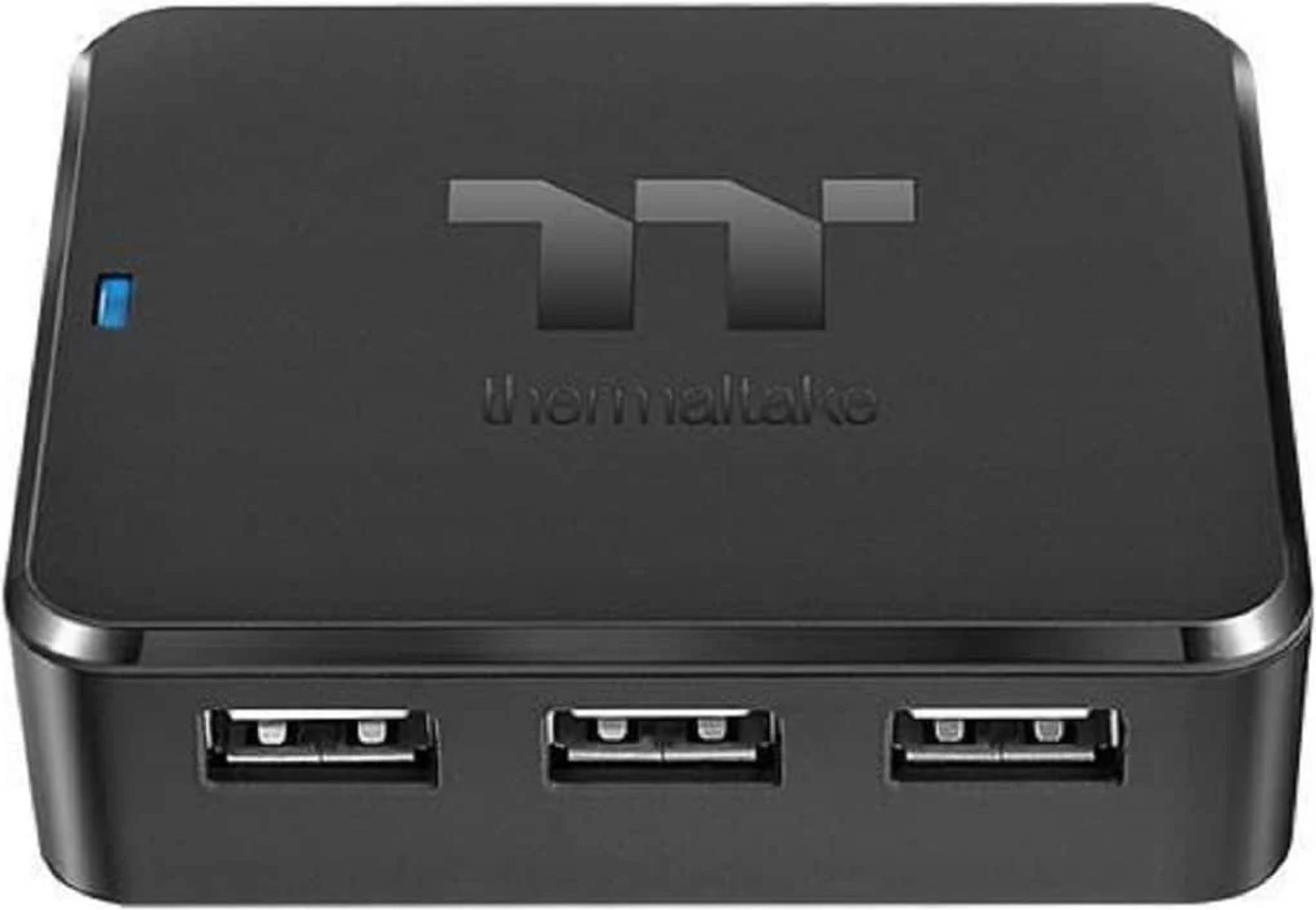 Ein schwarzer USB-Hub mit drei Anschlüssen. Der Markenname 'thermaltake' ist oben sichtbar.