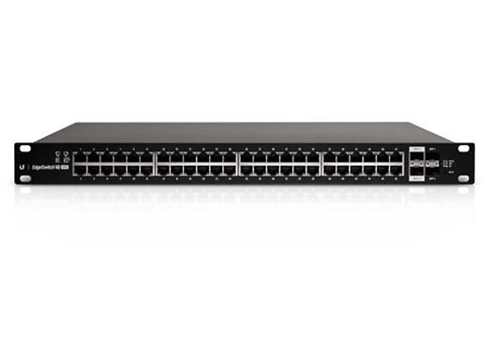 Schwarzer Netzwerk-Switch mit vielen Anschlüssen vor schwarzem Hintergrund.