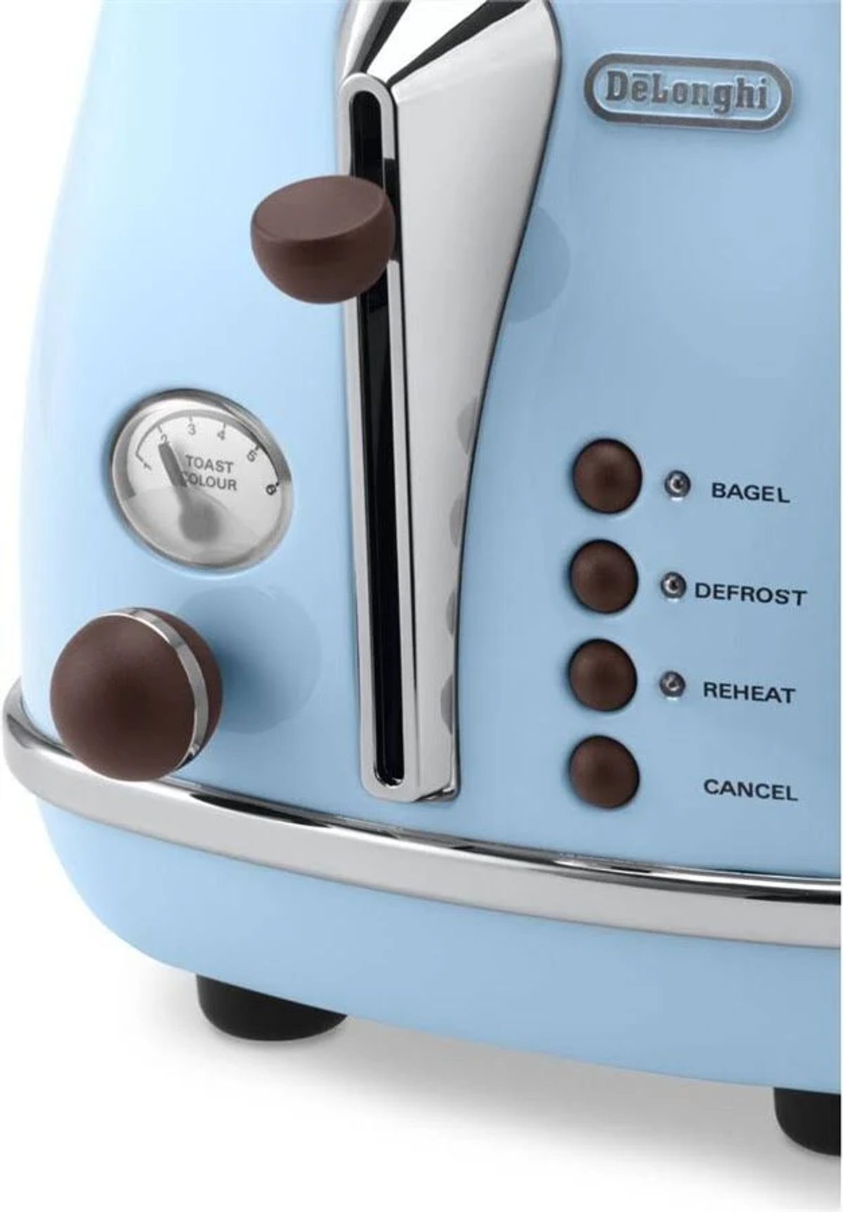Primo piano di un tostapane Delonghi azzurro. Ha manopole marroni e un dettaglio argentato.