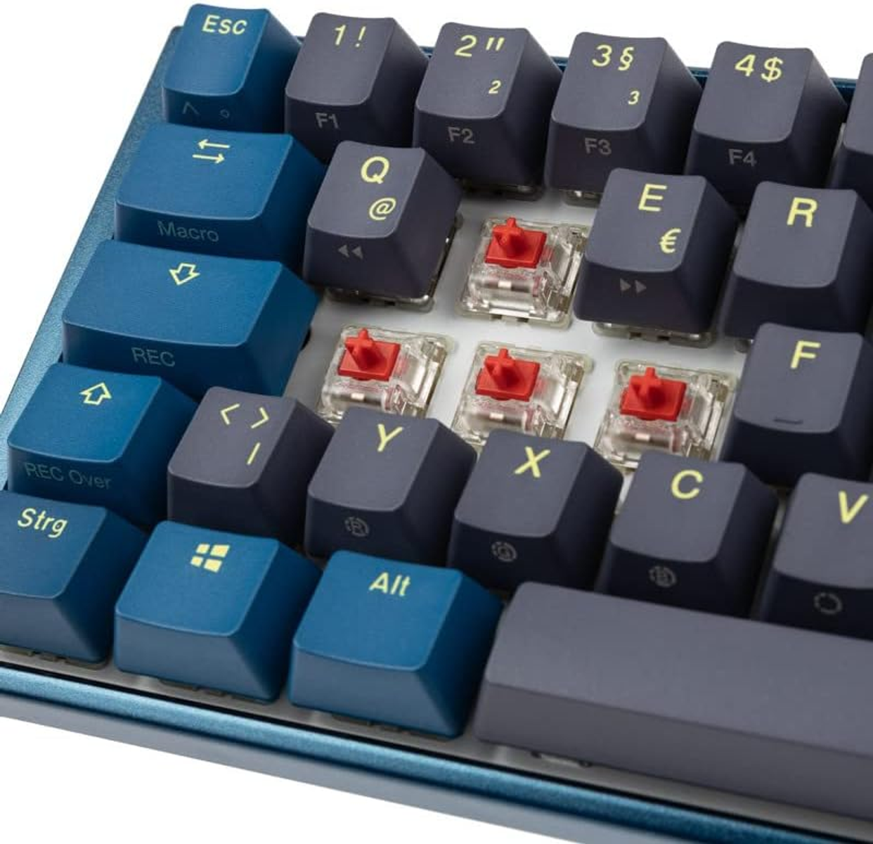 Primo piano dei tasti della tastiera. Tasti blu scuro, con un mix di copritasti bianchi e gialli. Interruttori visibili.