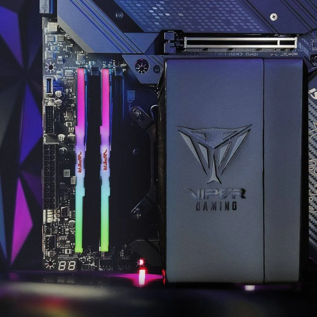 Computerkomponenten: RAM-Riegel, Motherboard und eine schwarze Kühleinheit mit Logo.