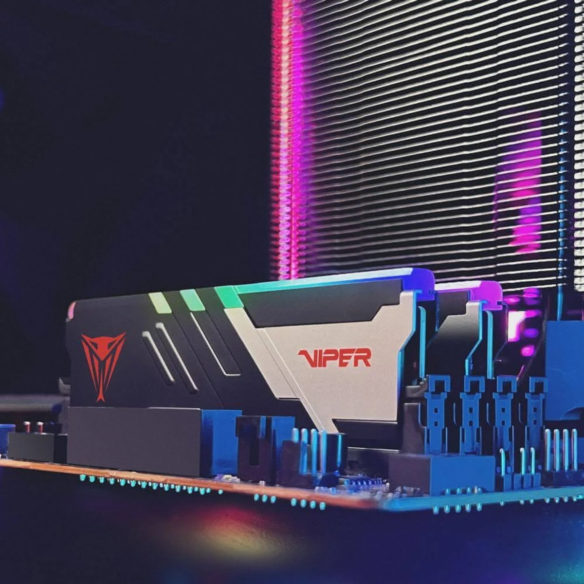 Eine Nahaufnahme eines RAM-Riegels auf einem Motherboard. Es hat ein Viper-Logo und ein silbernes und schwarzes Design.